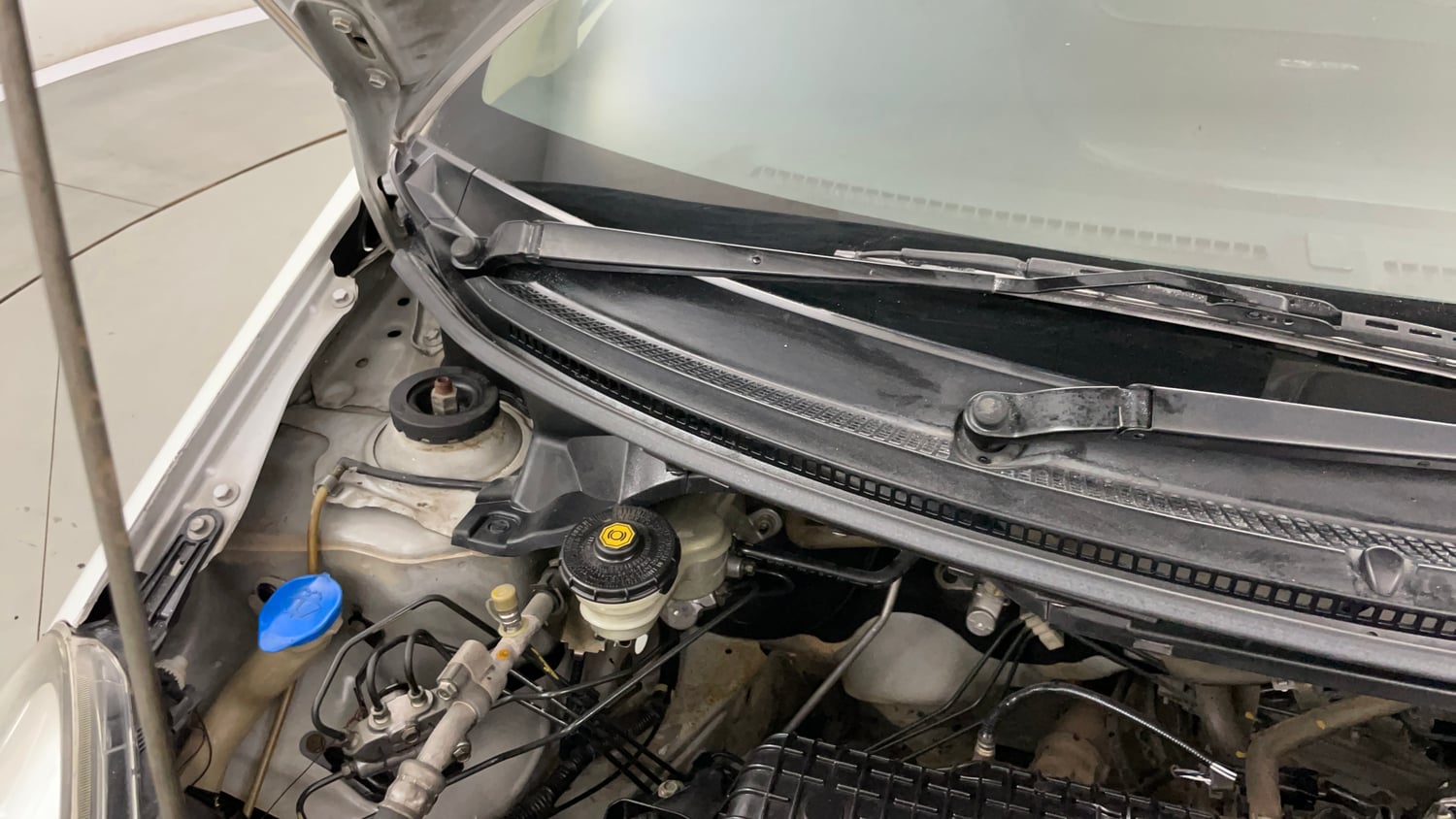 Used 2017 Honda Amaze 1.2 S i-VTEC Petrol Manual engine ENGINE RIGHT SIDE HINGE & APRON VIEW