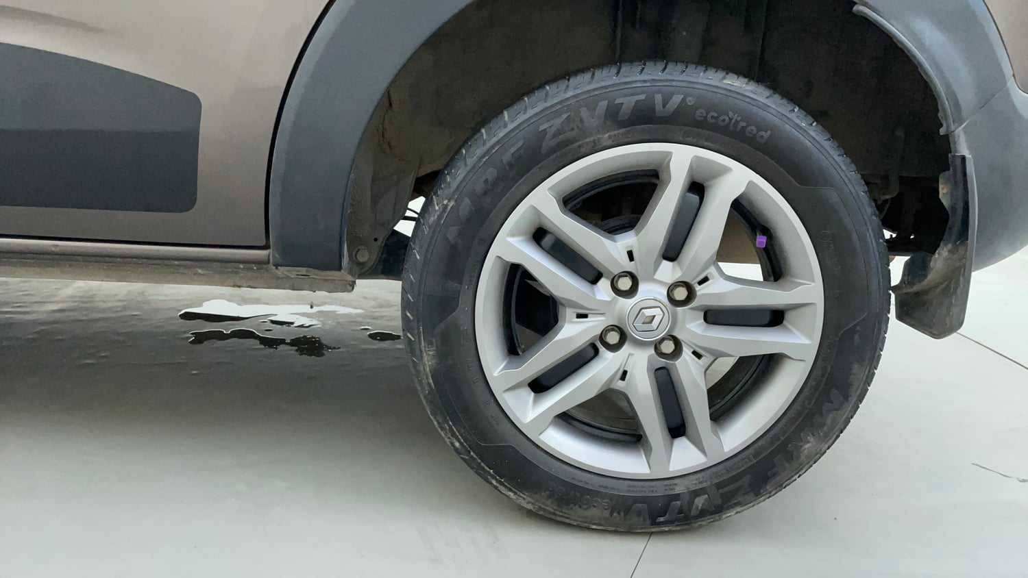 Used 2023 Renault Triber RXZ EASY-R AMT Petrol Automatic tyres LEFT REAR TYRE RIM VIEW