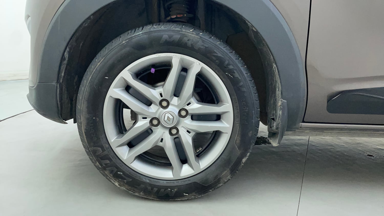 Used 2023 Renault Triber RXZ EASY-R AMT Petrol Automatic tyres LEFT FRONT TYRE RIM VIEW
