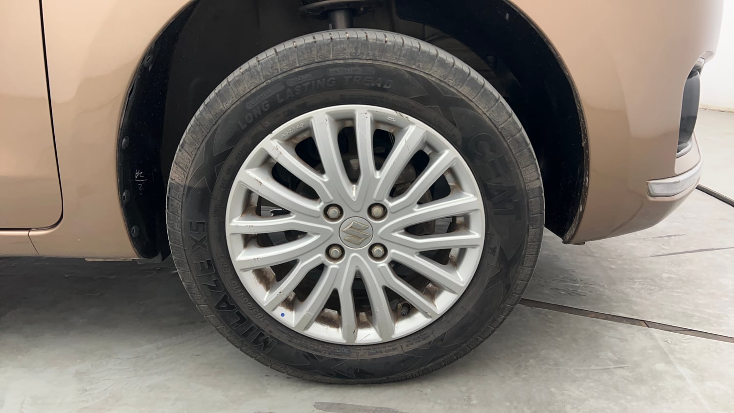 Used 2017 Maruti Suzuki Dzire ZXi Petrol Manual tyres RIGHT FRONT TYRE RIM VIEW