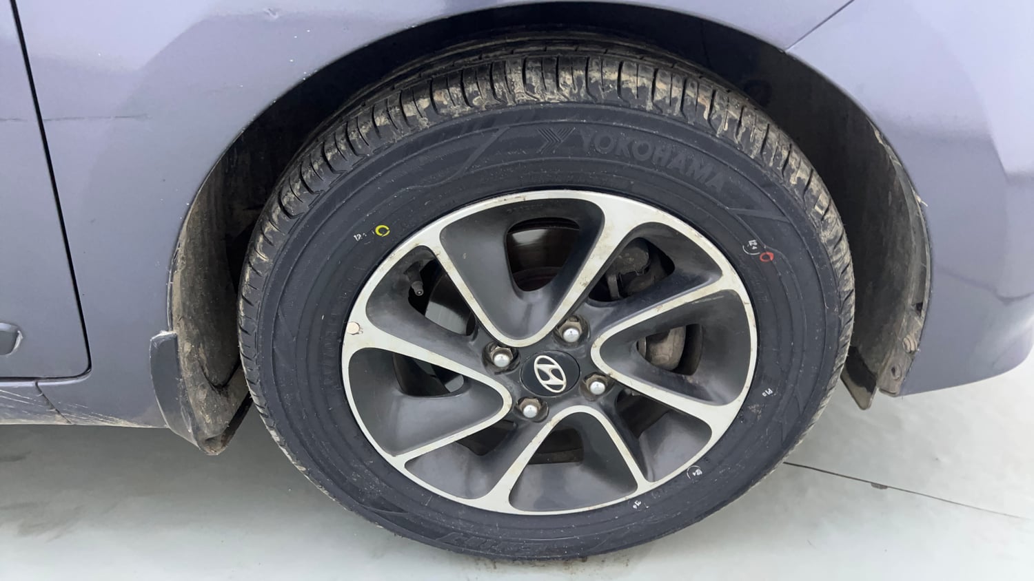 Used 2017 Hyundai Grand i10 Sportz (O) AT 1.2 Kappa VTVT Petrol Automatic tyres RIGHT FRONT TYRE RIM VIEW