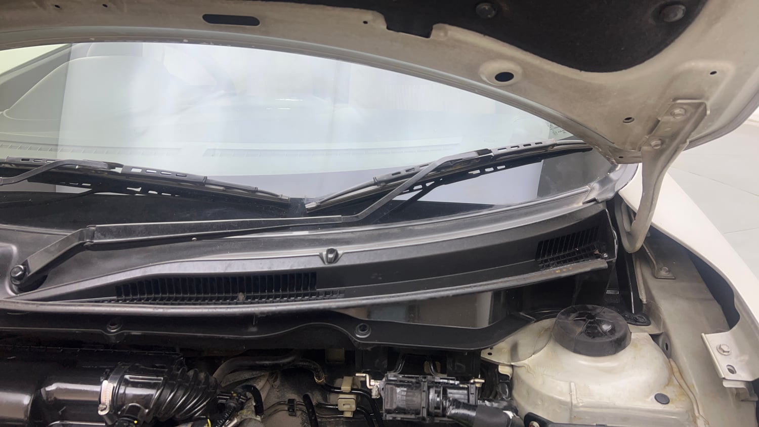 Used 2017 Maruti Suzuki Dzire VXi Petrol Manual engine ENGINE LEFT SIDE HINGE & APRON VIEW