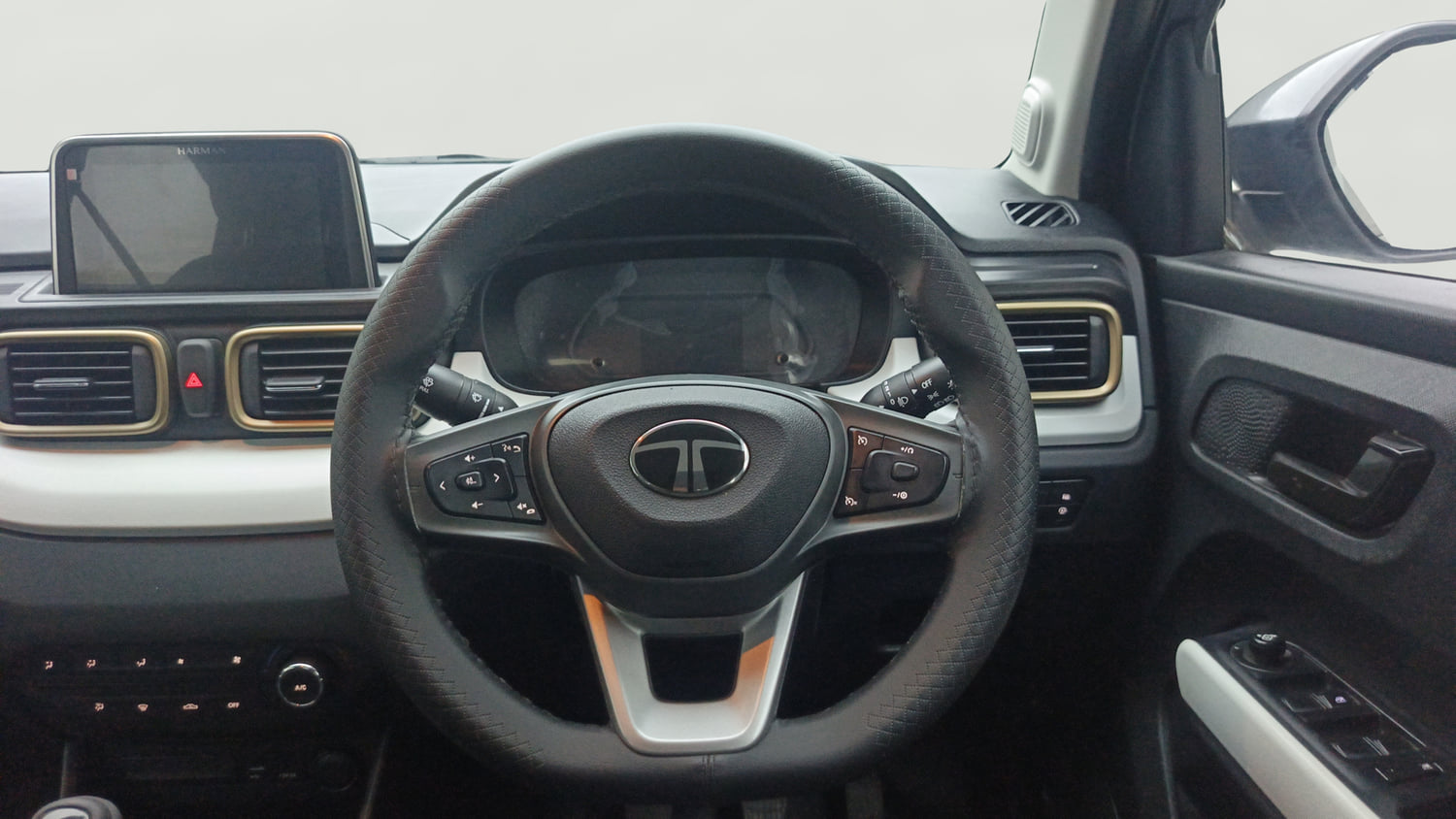 Used 2024 Tata Punch Accomplished Dazzle Pack MT Petrol Manual interior STEERING VIEW
