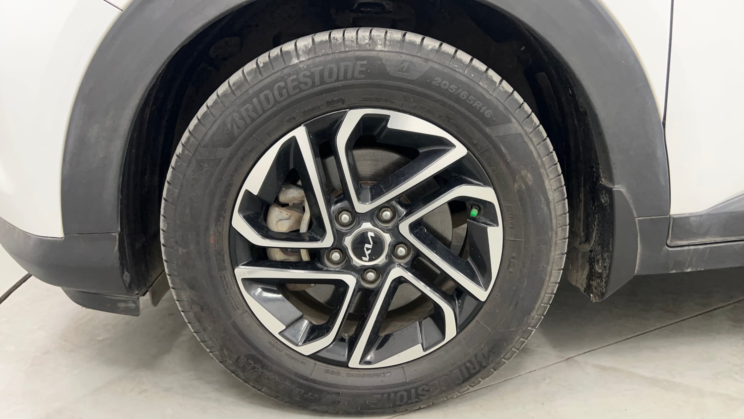 Used 2023 Kia Carens Luxury Plus 1.5 Diesel AT 7 STR Diesel Automatic tyres LEFT FRONT TYRE RIM VIEW