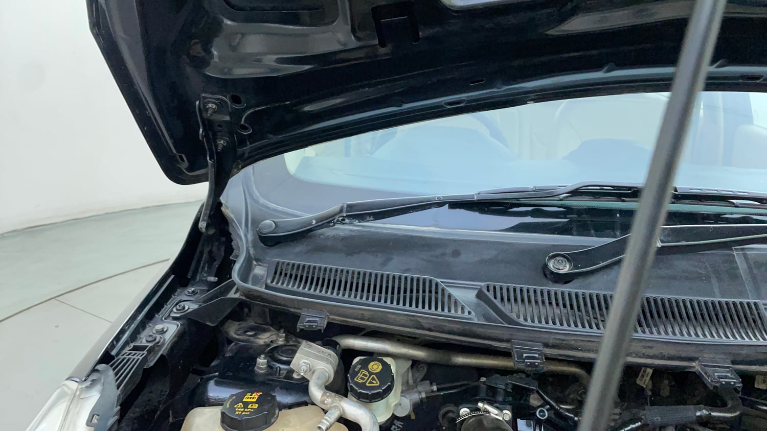 Used 2016 Ford Figo Aspire Titanium1.5 TDCi Diesel Manual engine ENGINE RIGHT SIDE HINGE & APRON VIEW