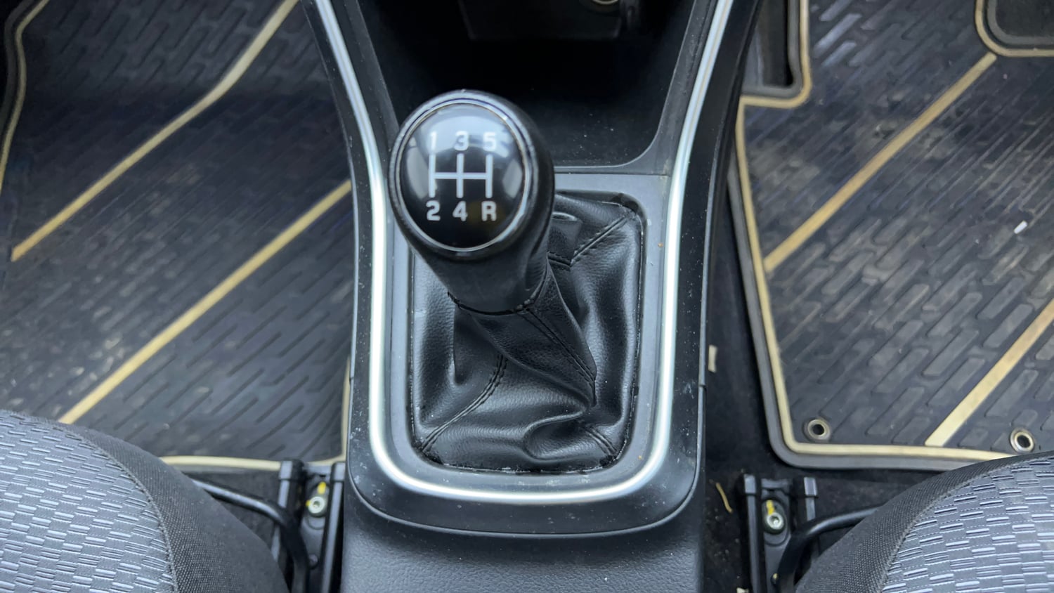 Used 2018 Maruti Suzuki S-Cross Zeta 1.3 Diesel Manual interior GEAR  KNOB VIEW
