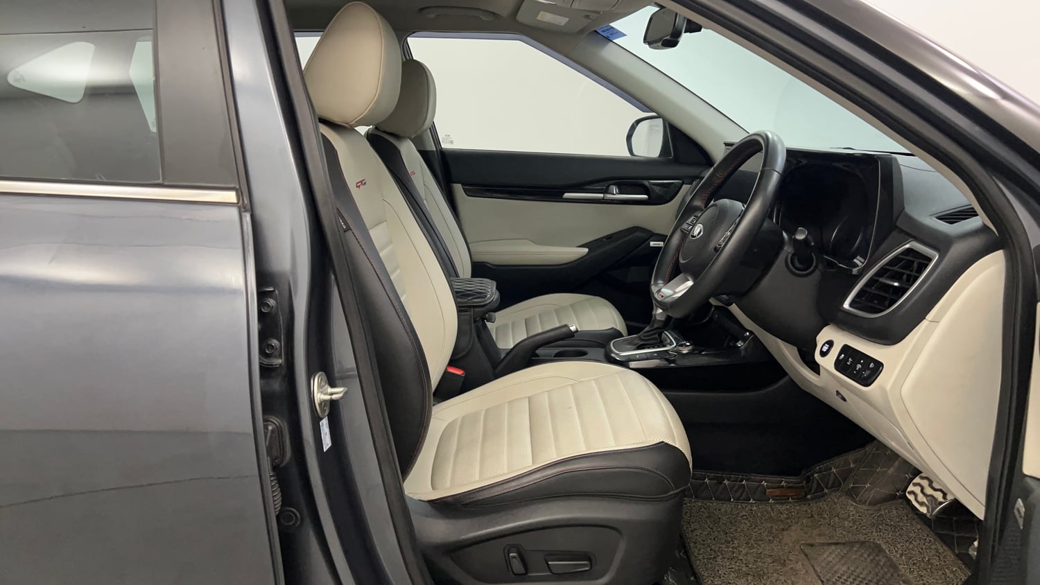 Used 2020 kia Seltos GTX Plus DCT 1.4 Petrol Automatic interior RIGHT SIDE FRONT DOOR CABIN VIEW