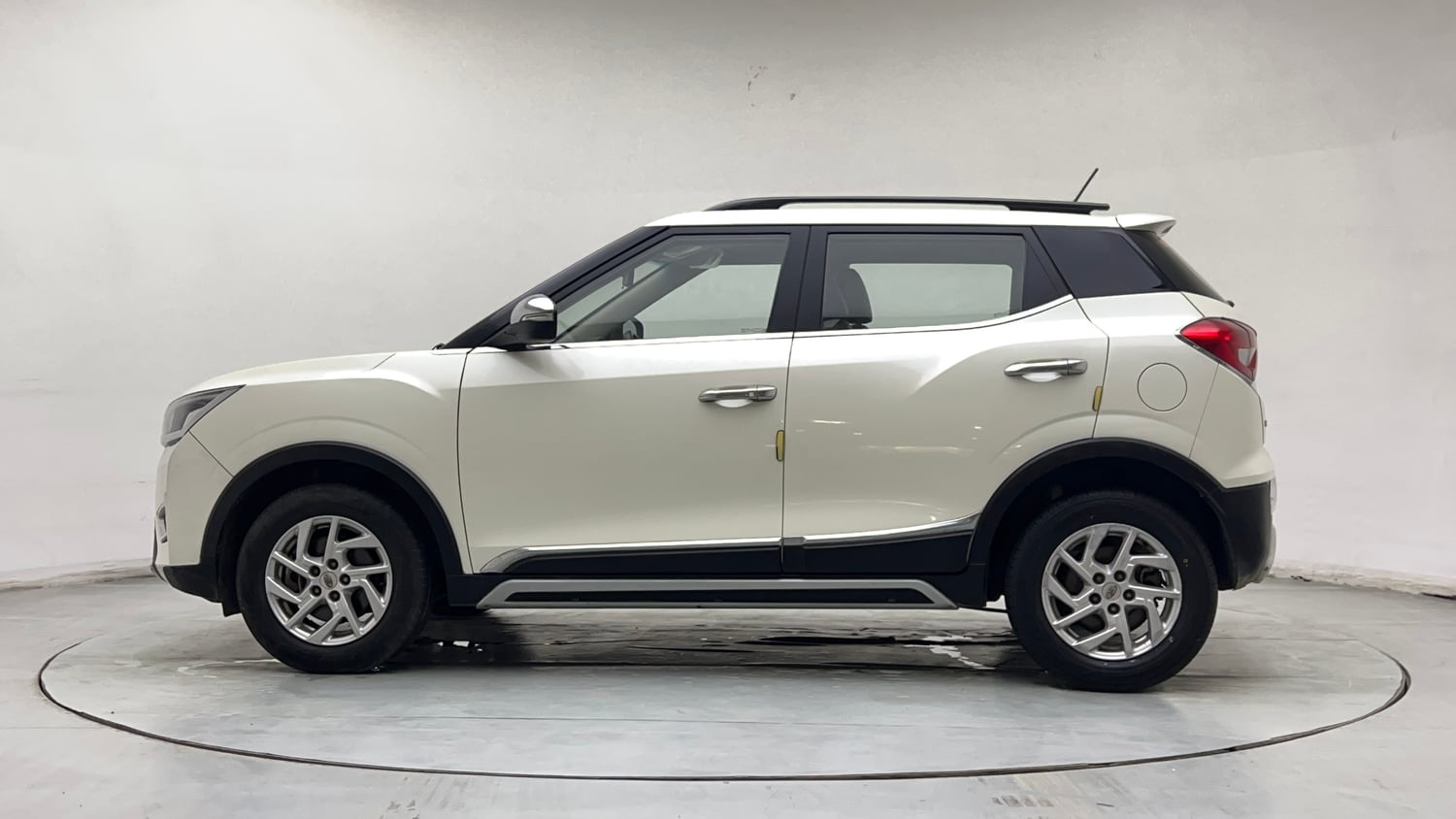 Used 2022 Mahindra XUV 300 W8 1.2 Petrol Petrol Manual exterior LEFT SIDE VIEW
