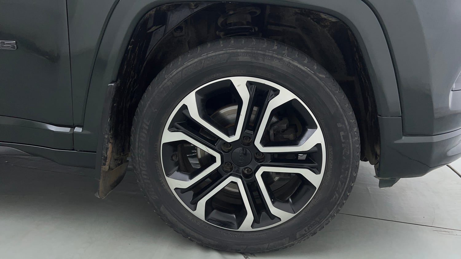 Used 2022 Jeep Compass Model S (O) 1.4 Petrol DCT Petrol Automatic tyres RIGHT FRONT TYRE RIM VIEW