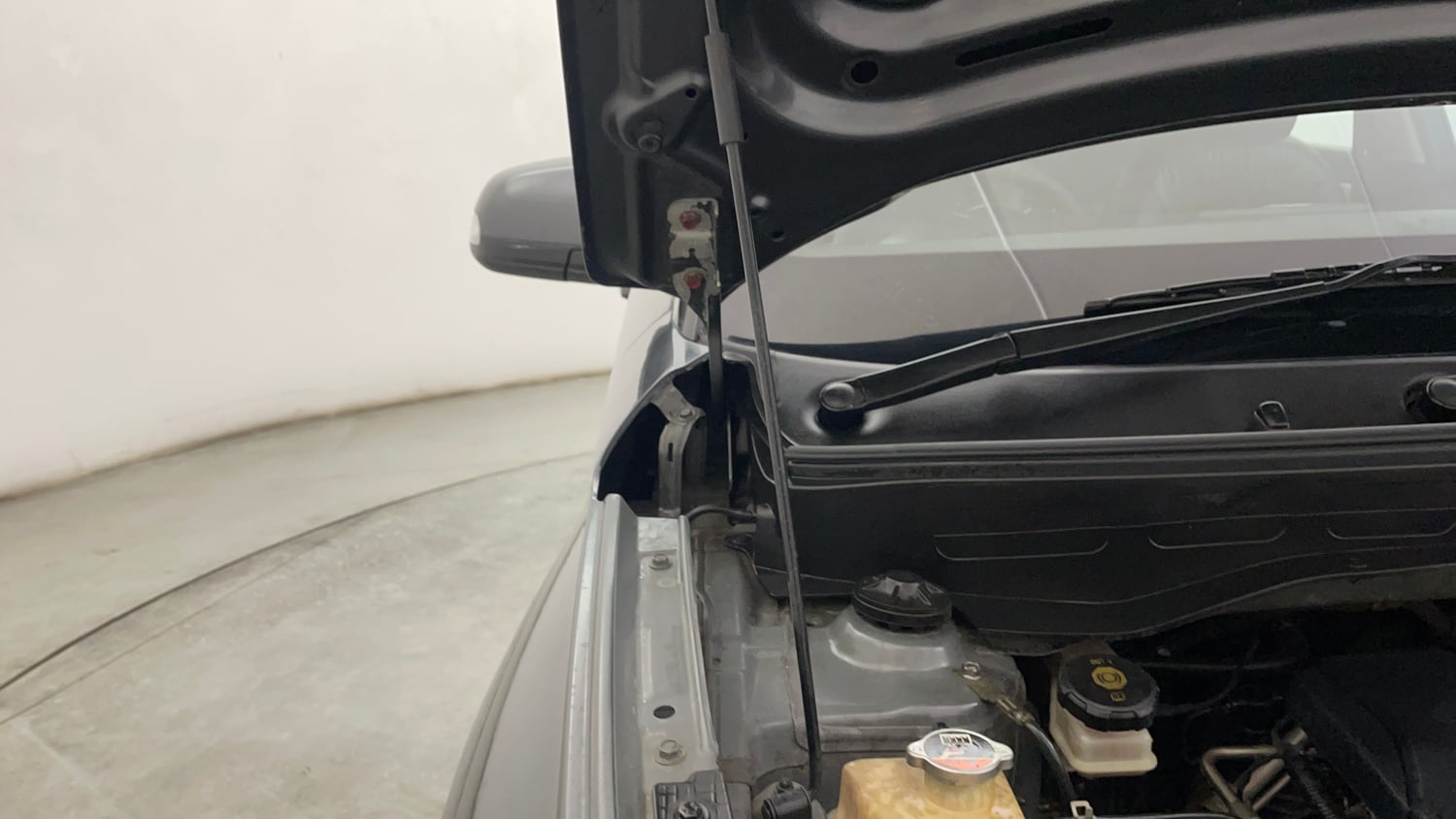 Used 2021 Hyundai Venue SX 1.0 Turbo Petrol Manual engine ENGINE RIGHT SIDE HINGE & APRON VIEW