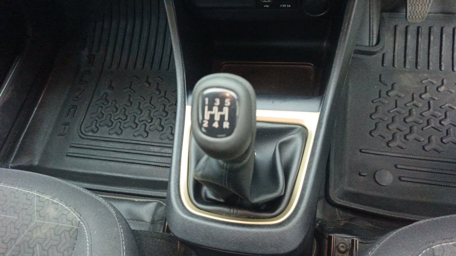 Used 2024 Tata Punch Accomplished Dazzle Pack MT Petrol Manual interior GEAR  KNOB VIEW