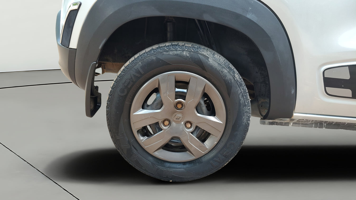 Used 2018 Renault Kwid 1.0 RXT Petrol Manual tyres RIGHT REAR TYRE RIM VIEW