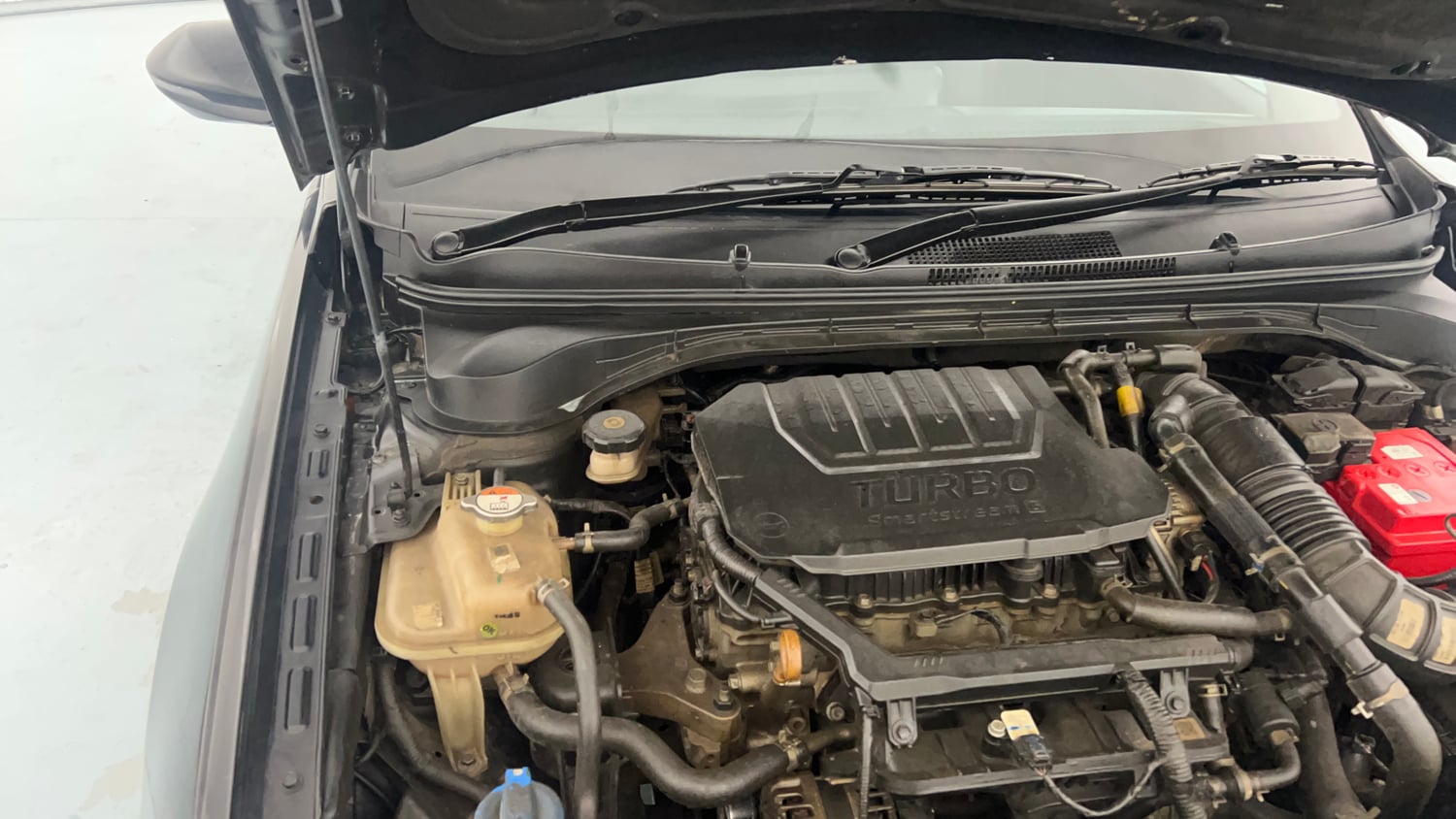 Used 2023 Hyundai Verna SX (O) 1.5 Turbo Petrol DCT Petrol Automatic engine ENGINE RIGHT SIDE HINGE & APRON VIEW