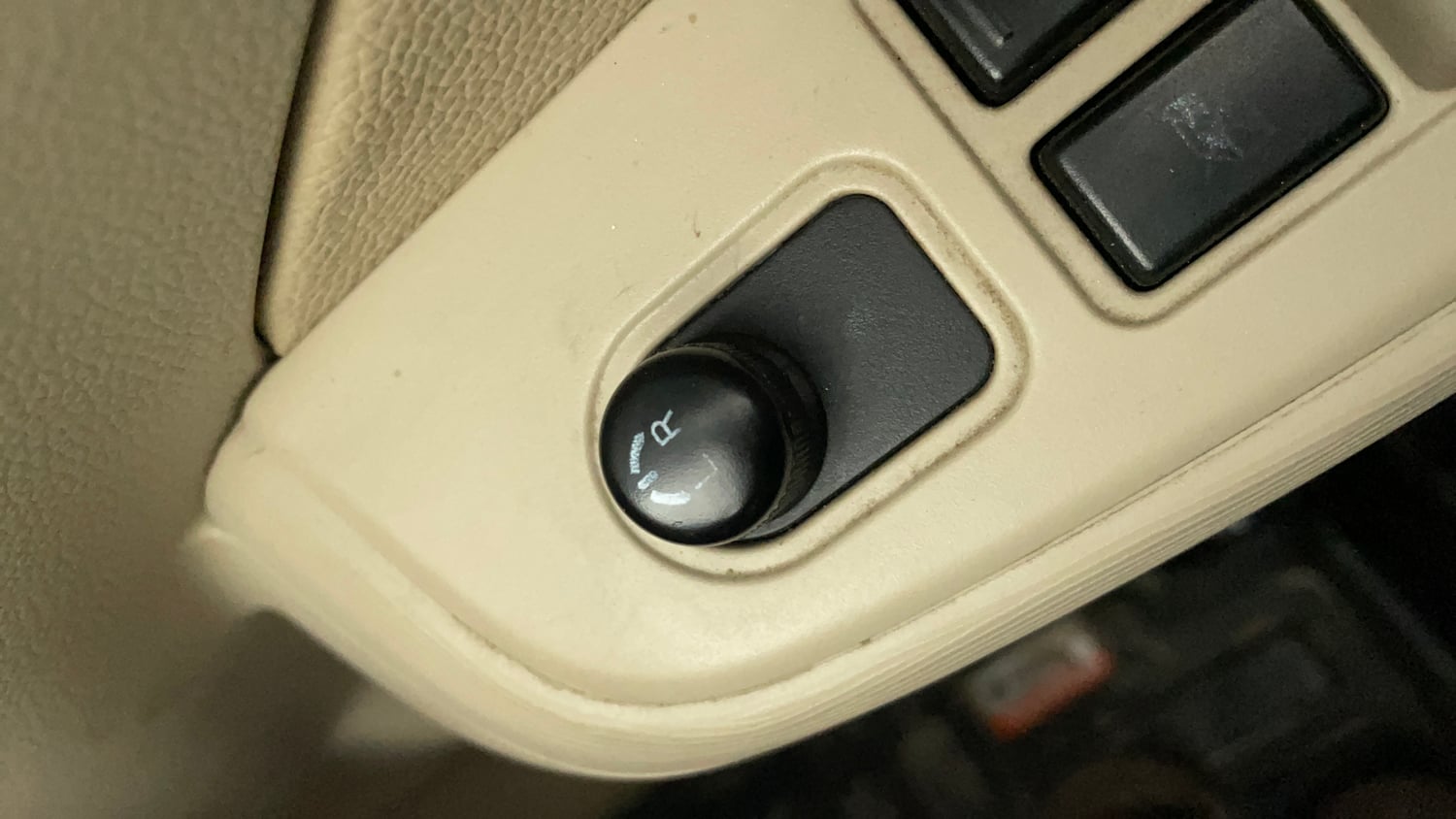 Used 2017 Maruti Suzuki Dzire VXi Petrol Manual top_features Adjustable ORVM