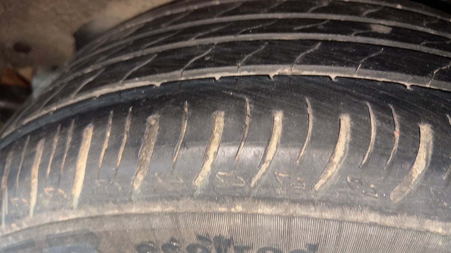 Used 2016 Maruti Suzuki Baleno Alpha 1.2 Petrol Manual tyres LEFT REAR TYRE TREAD VIEW