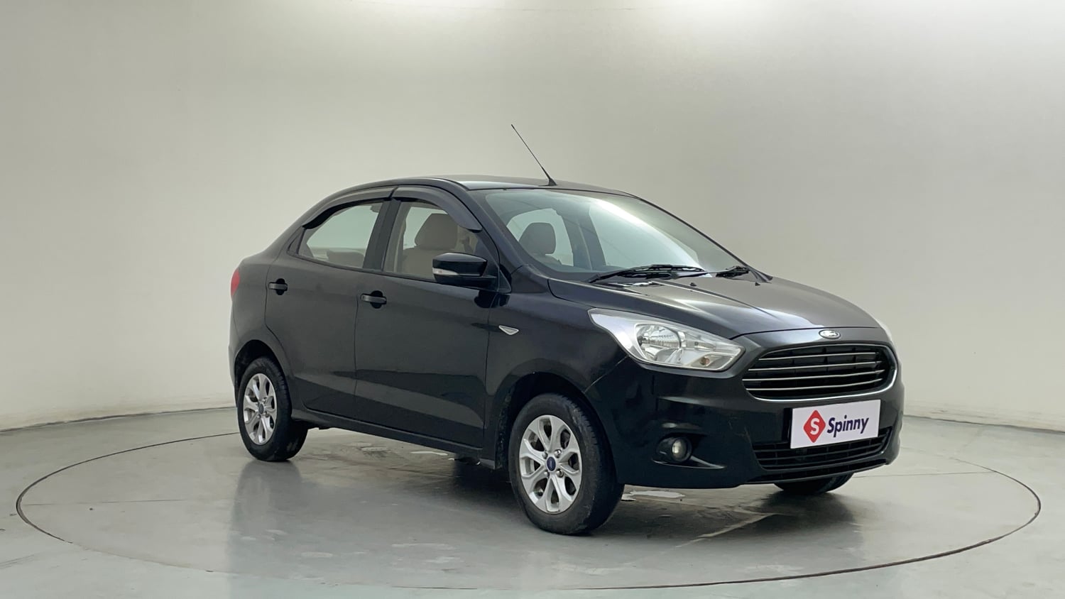Used 2016 Ford Figo Aspire Titanium1.5 TDCi Diesel Manual exterior RIGHT FRONT CORNER VIEW