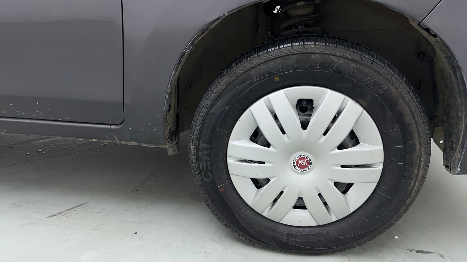 Used 2016 Maruti Suzuki Alto 800 LXi Petrol Manual tyres RIGHT FRONT TYRE RIM VIEW