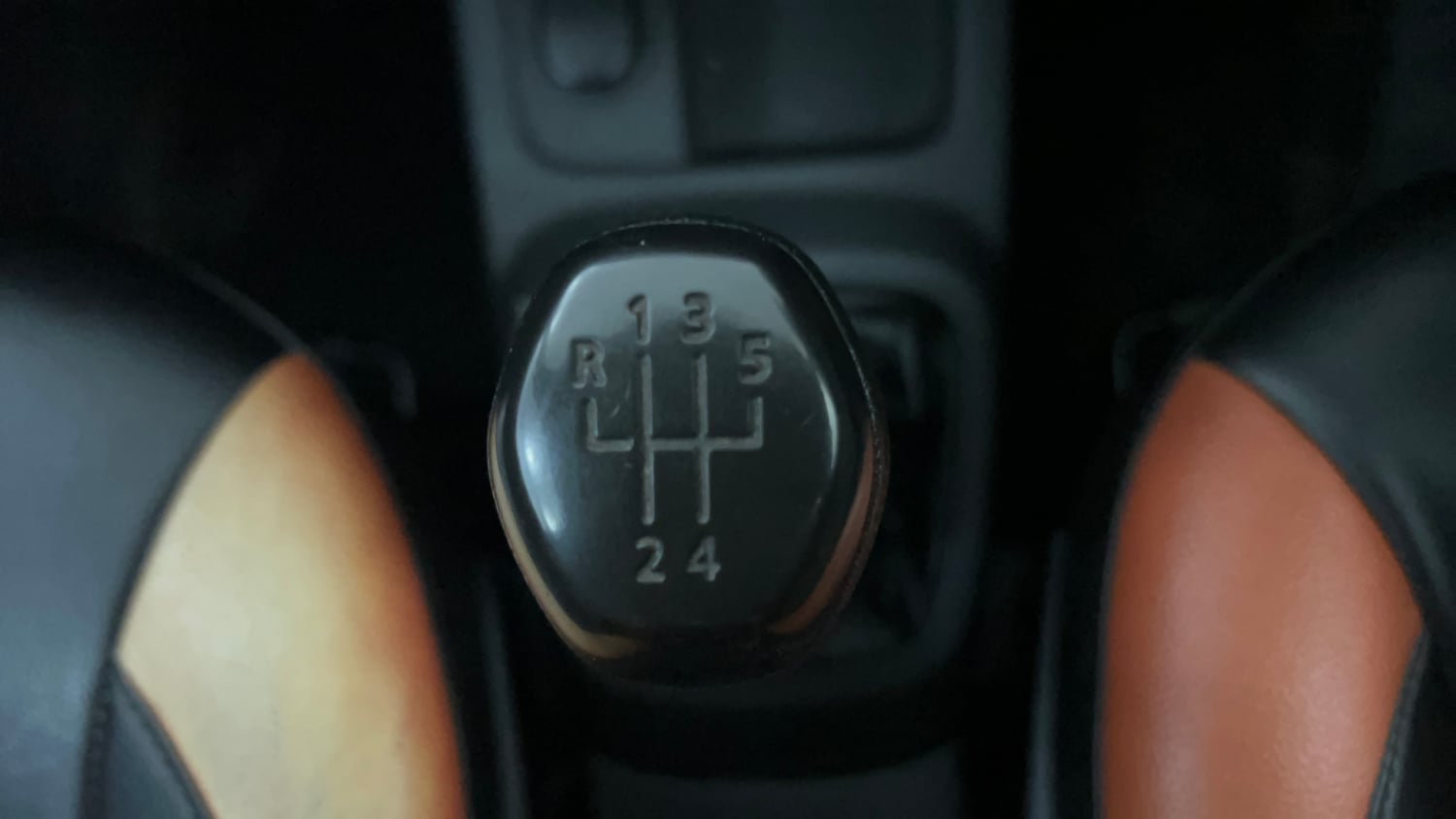 Used 2015 Renault Kwid RXT Petrol Manual interior GEAR  KNOB VIEW