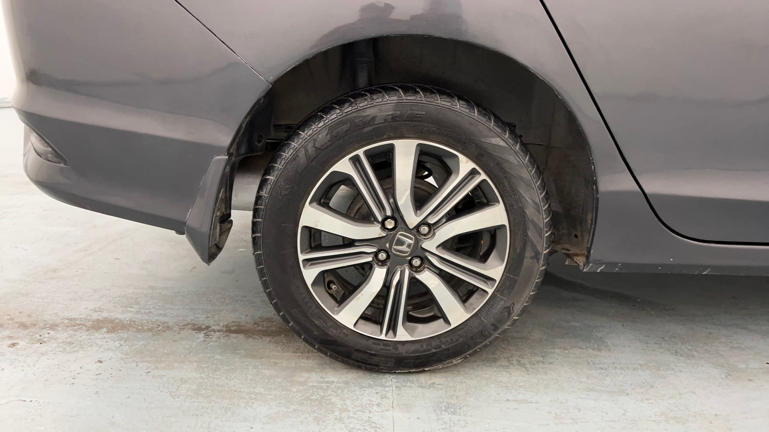 Used 2017 Honda City V CVT Petrol Petrol Automatic tyres RIGHT REAR TYRE RIM VIEW