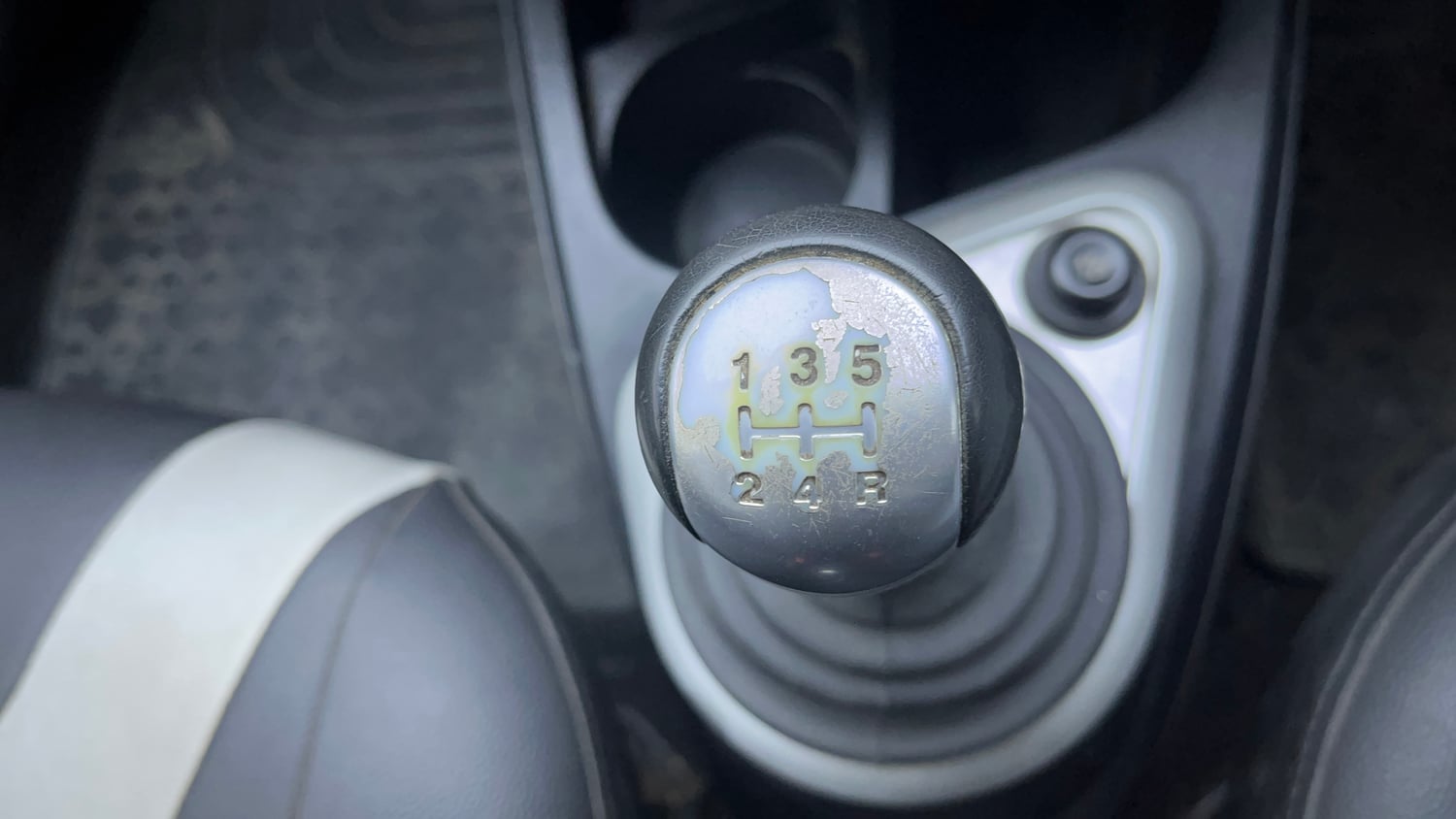 Used 2012 Ford Figo Duratorq Diesel ZXI 1.4 Diesel Manual interior GEAR  KNOB VIEW