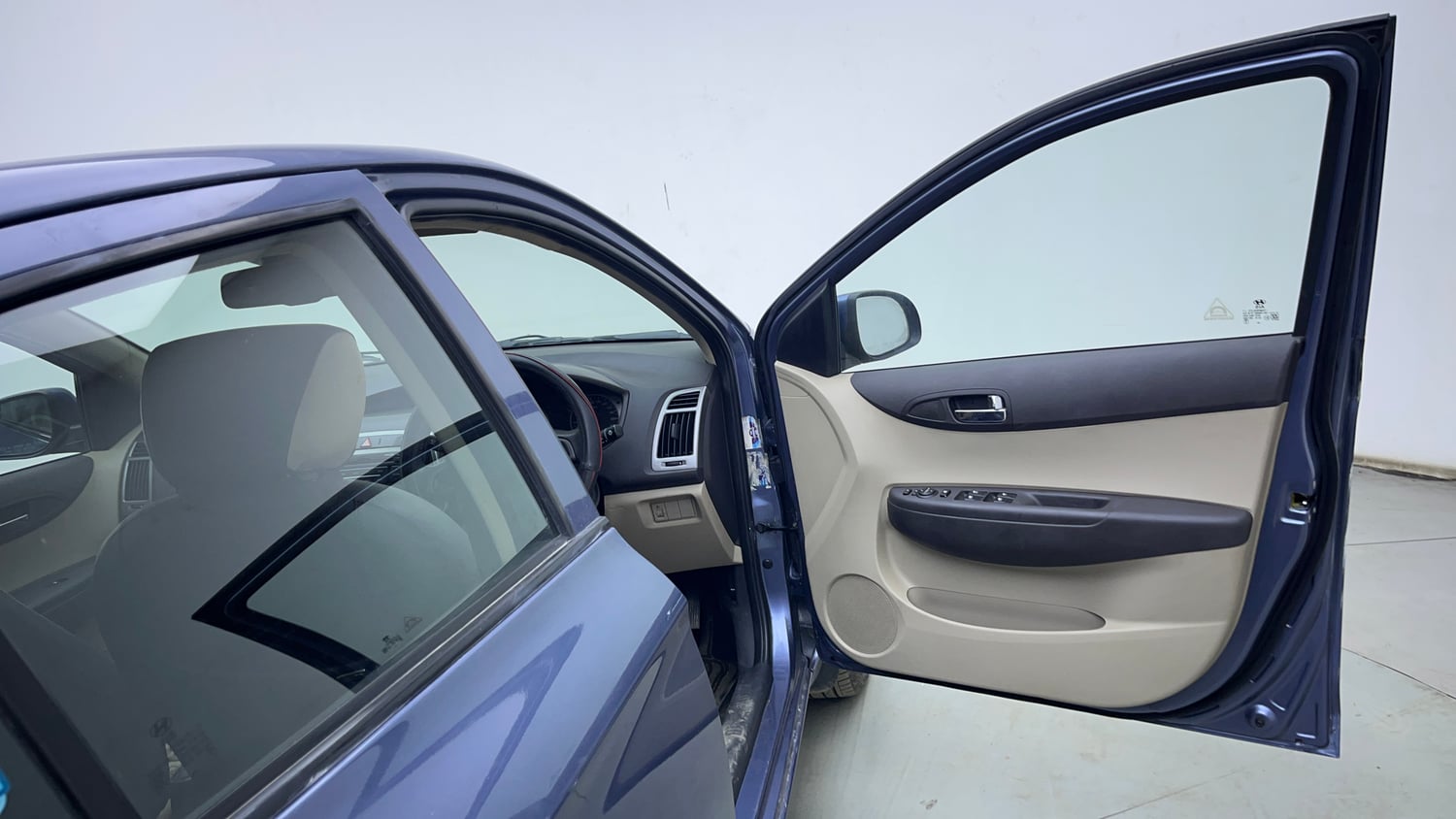 Used 2013 Hyundai i20 Sportz 1.2 Petrol Manual interior RIGHT FRONT DOOR OPEN VIEW