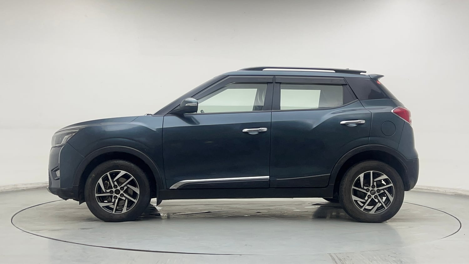 Used 2022 Mahindra XUV 300 W8 (O) 1.5 Diesel AMT Diesel Automatic exterior LEFT SIDE VIEW