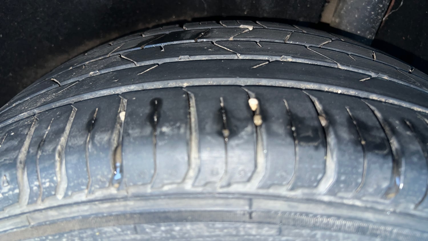 Used 2017 Volkswagen Ameo Highline Plus 1.5L AT (D)16 Alloy Diesel Automatic tyres LEFT REAR TYRE TREAD VIEW