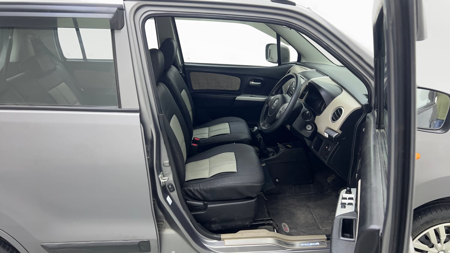 Used 2014 Maruti Suzuki Wagon R VXI Petrol Manual interior RIGHT SIDE FRONT DOOR CABIN VIEW