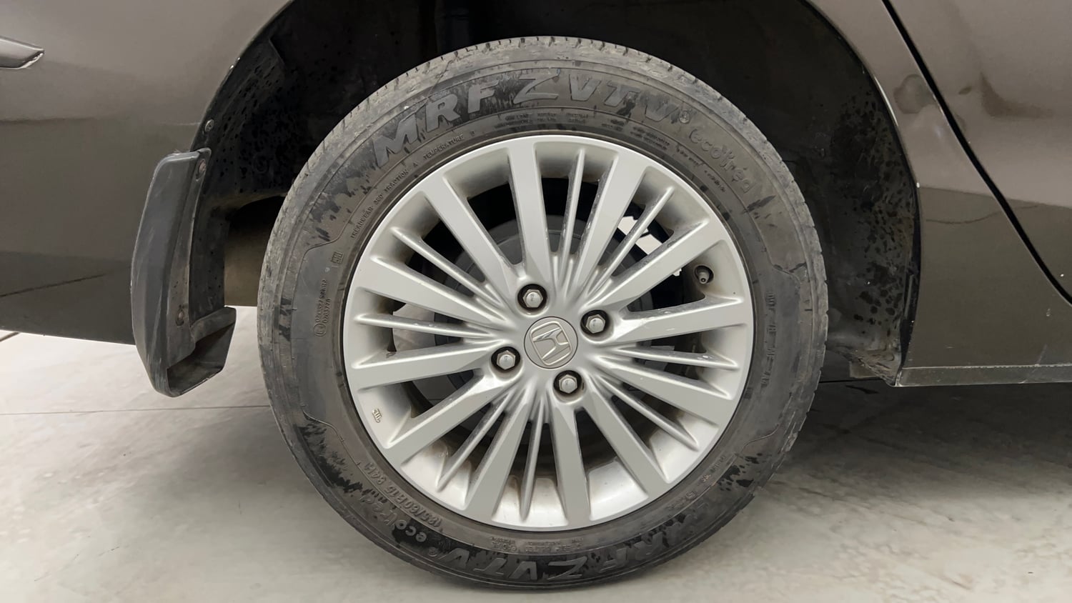Used 2021 Honda City V CVT Petrol Petrol Automatic tyres RIGHT REAR TYRE RIM VIEW