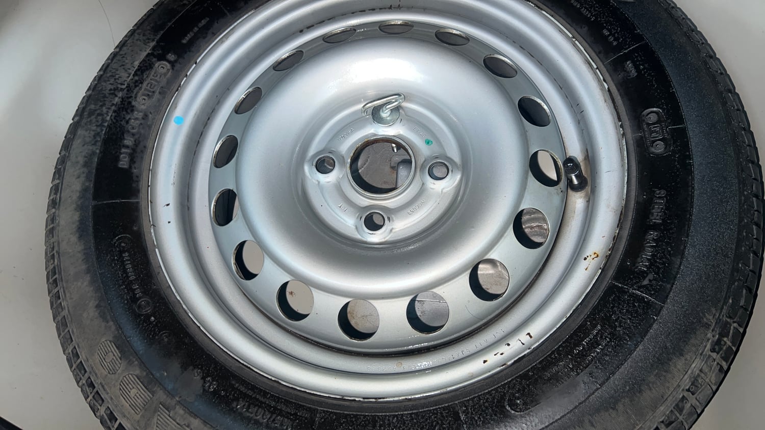 Used 2015 Maruti Suzuki Swift LXi Petrol Manual tyres SPARE TYRE VIEW