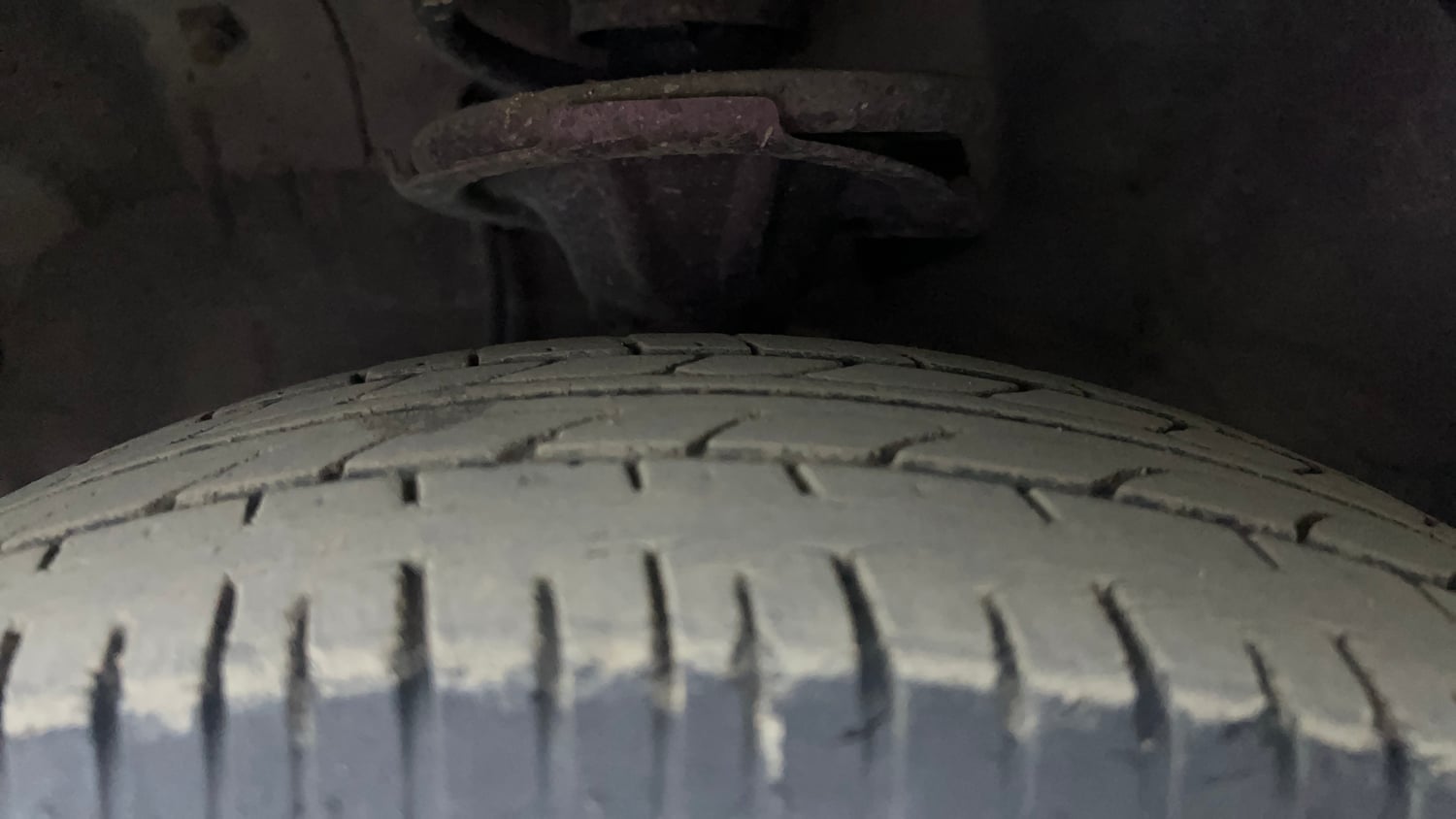 Used 2015 Hyundai i10 Sportz 1.1 iRDE2 Petrol Manual tyres LEFT FRONT TYRE TREAD VIEW