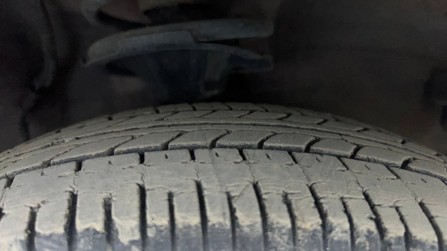 Used 2015 Hyundai i10 Sportz 1.1 iRDE2 Petrol Manual tyres RIGHT FRONT TYRE TREAD VIEW
