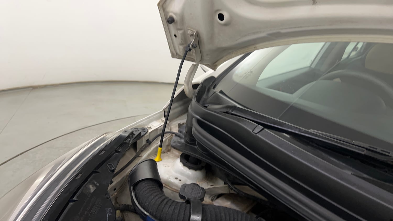 Used 2015 Hyundai Xcent Base 1.2 Petrol Manual engine ENGINE RIGHT SIDE HINGE & APRON VIEW