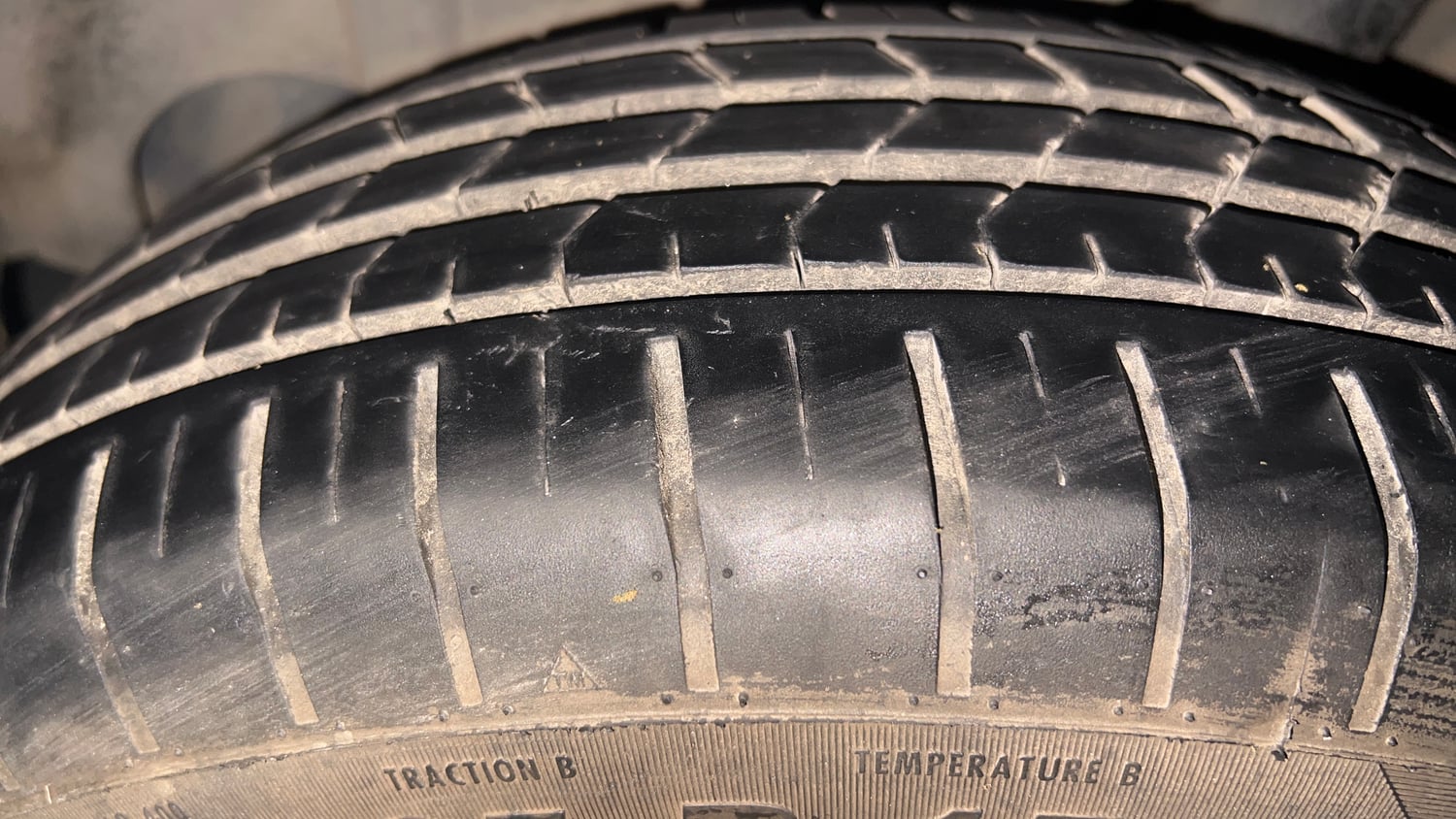 Used 2019 Maruti Suzuki XL6 Alpha MT Petrol Petrol Manual tyres LEFT REAR TYRE TREAD VIEW