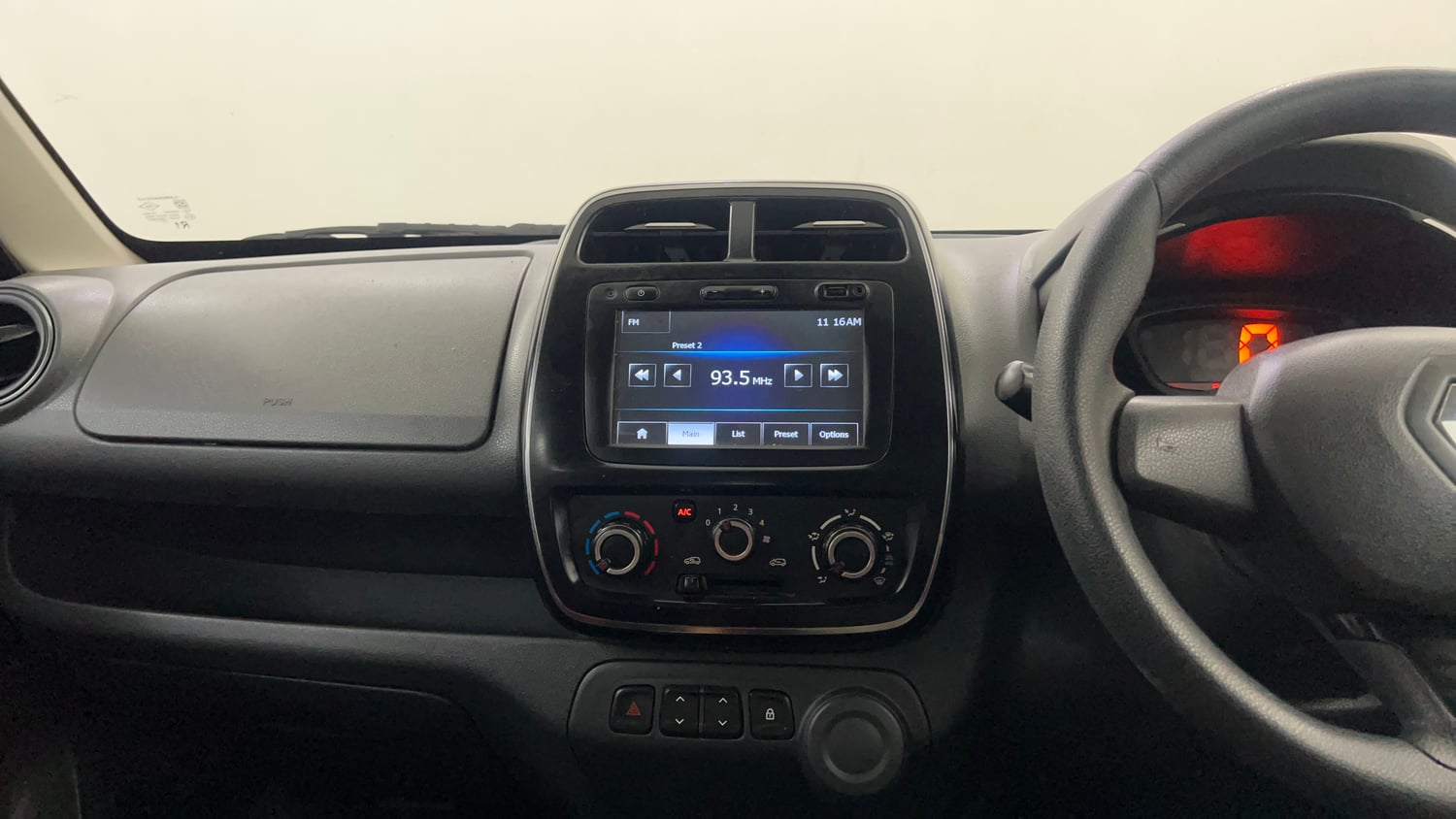 Used 2015 Renault Kwid RXT Petrol Manual interior MUSIC SYSTEM & AC CONTROL VIEW