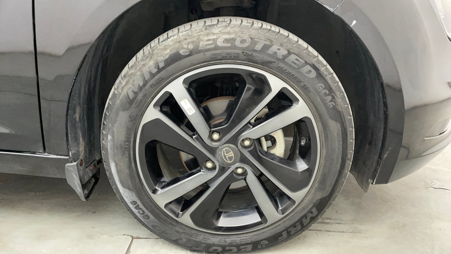 Used 2023 Tata Altroz XZA Plus (S) Dark Edition Petrol Automatic tyres RIGHT FRONT TYRE RIM VIEW