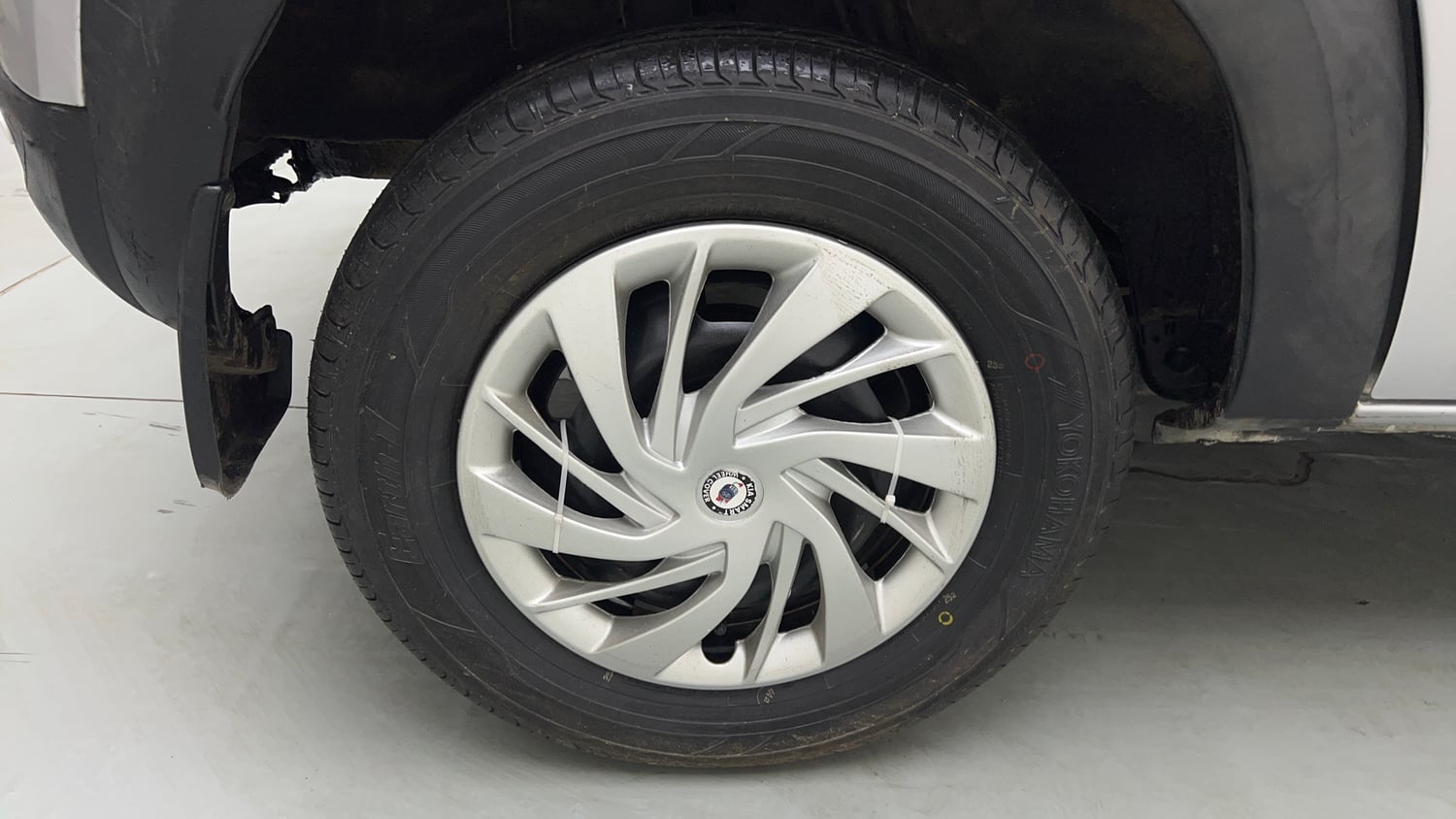 Used 2018 Renault Kwid 1.0 RXL CNG (Outside Fitted) Cng Manual tyres RIGHT REAR TYRE RIM VIEW