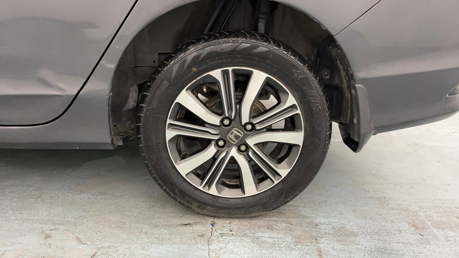 Used 2017 Honda City V CVT Petrol Petrol Automatic tyres LEFT REAR TYRE RIM VIEW