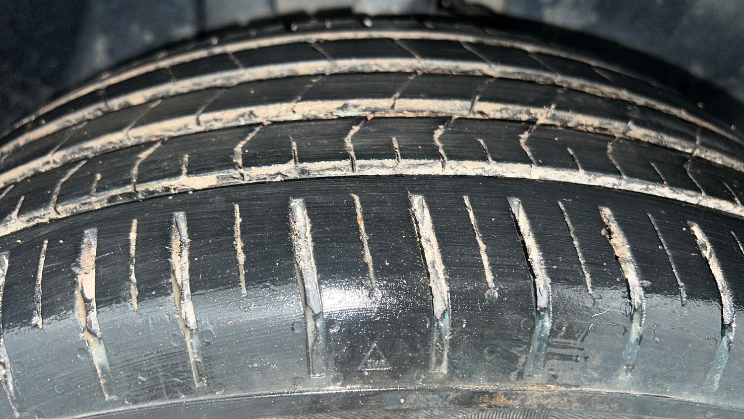 Used 2022 Tata Punch Accomplished Dazzle Pack MT Petrol Manual tyres RIGHT FRONT TYRE TREAD VIEW