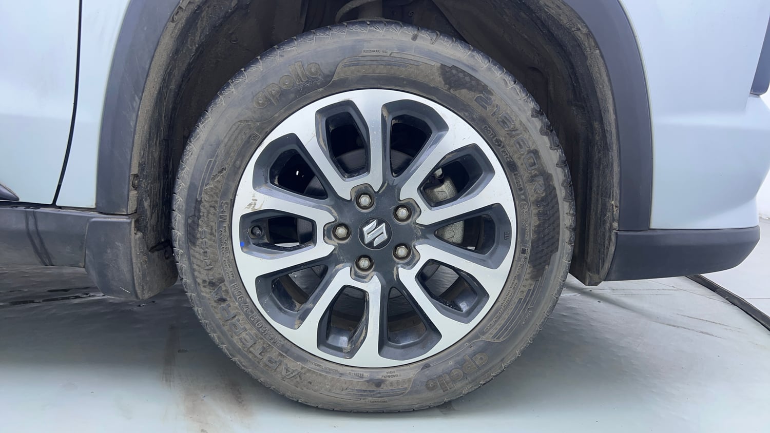 Used 2024 Maruti Suzuki Grand Vitara Alpha Smart Hybrid AT Petrol Automatic tyres RIGHT FRONT TYRE RIM VIEW