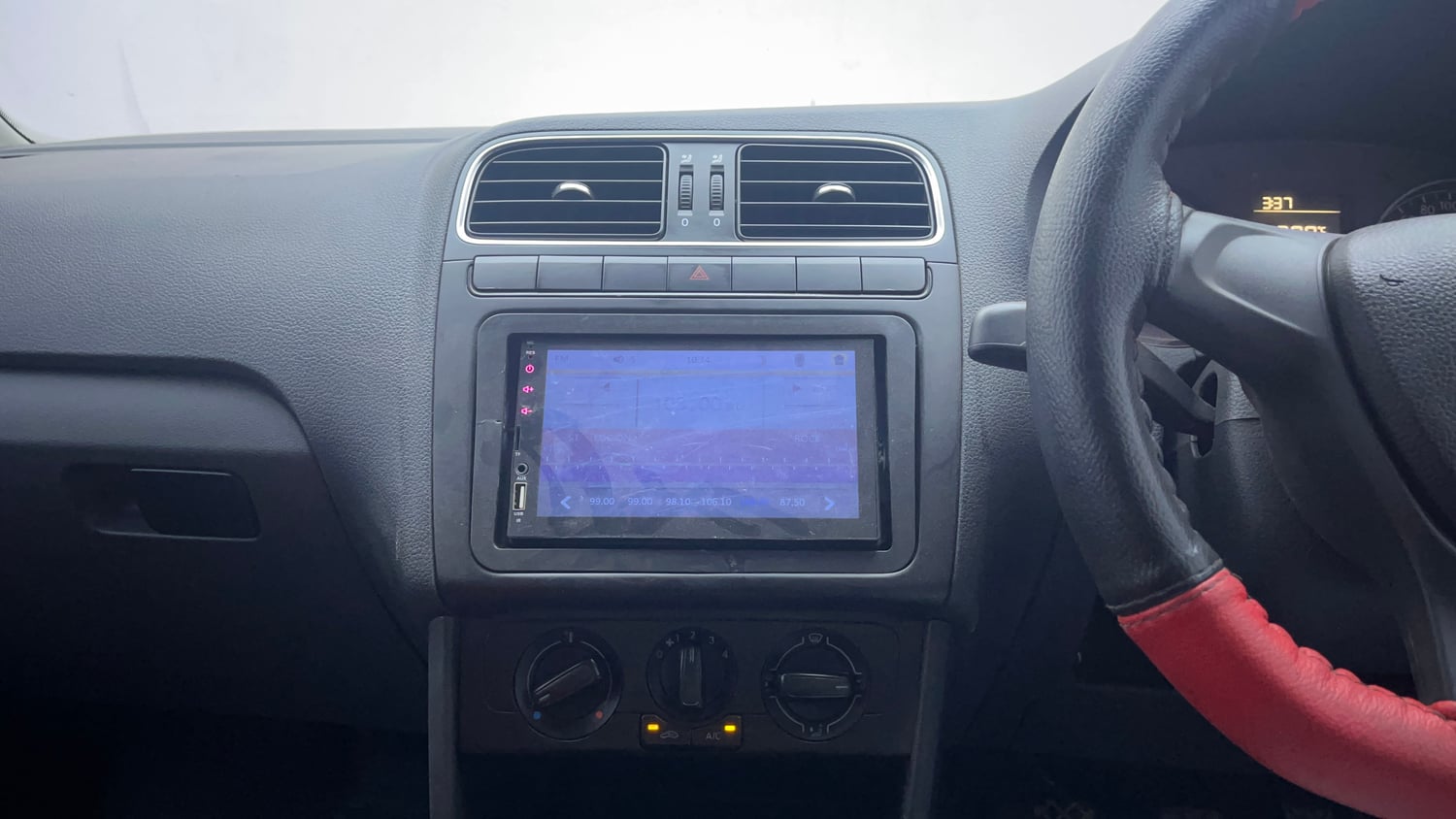 Used 2019 Volkswagen Polo Trendline 1.0L (P) Petrol Manual interior MUSIC SYSTEM & AC CONTROL VIEW
