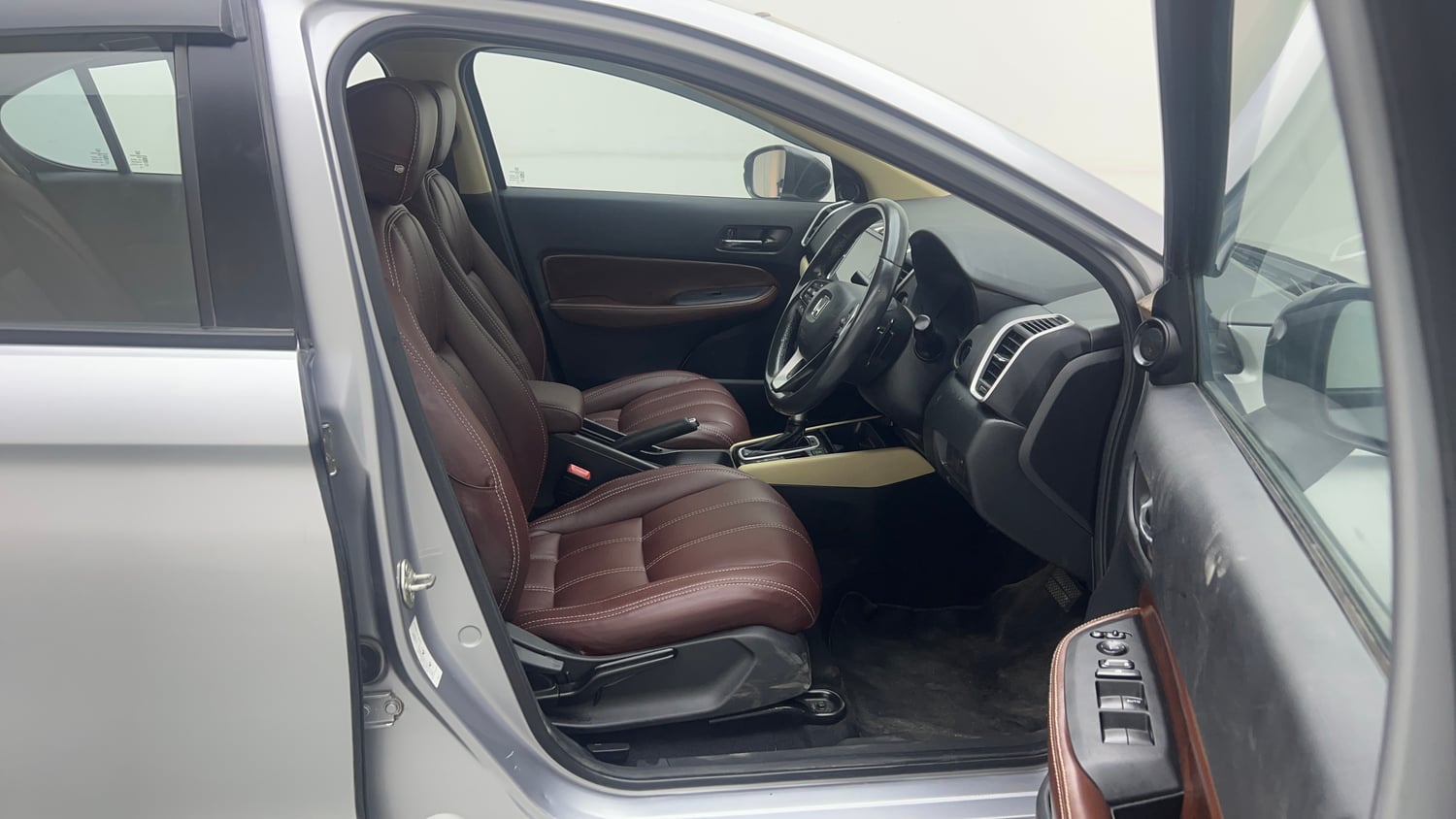 Used 2022 Honda City VX CVT Petrol Petrol Automatic interior RIGHT SIDE FRONT DOOR CABIN VIEW
