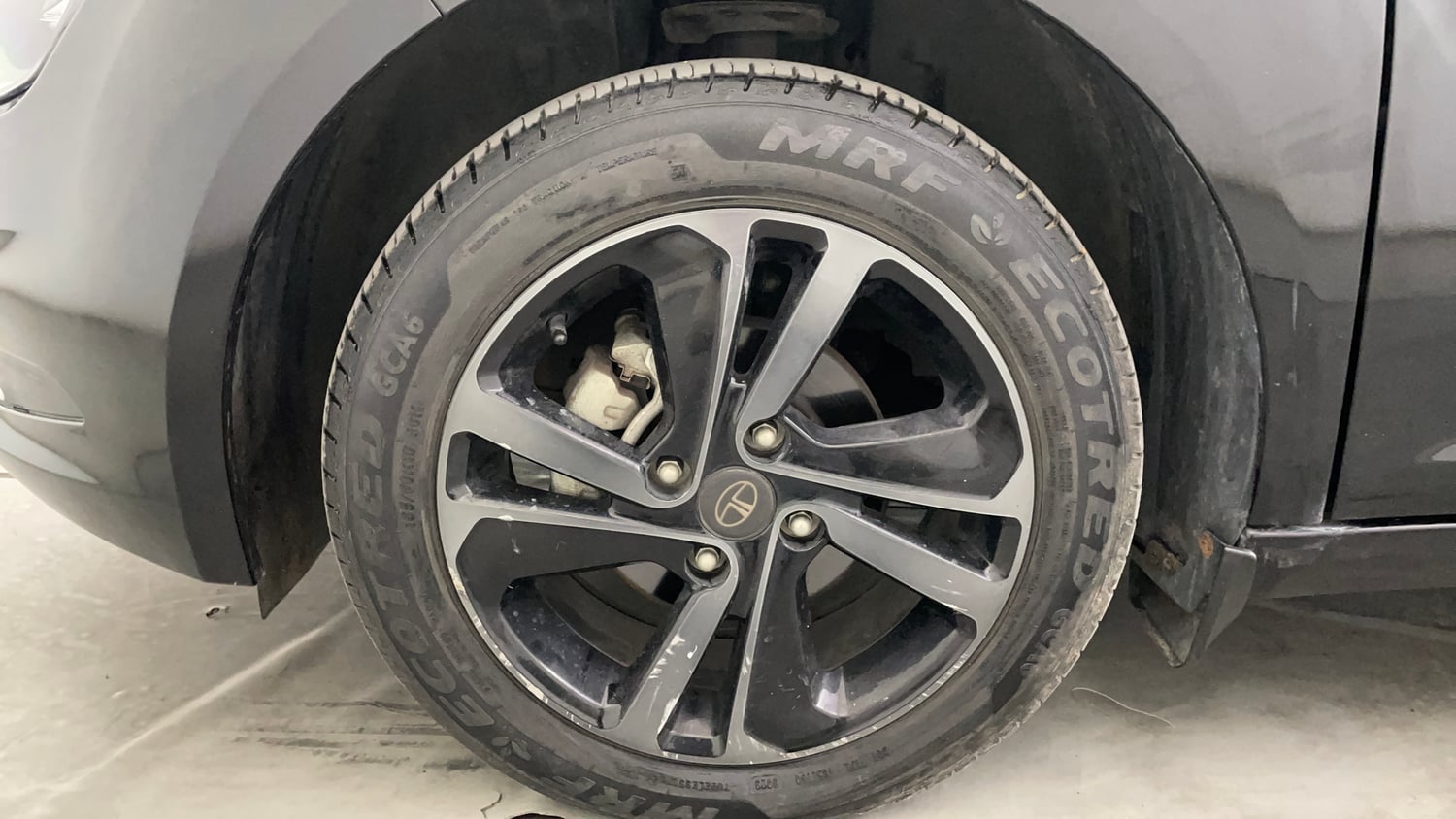 Used 2023 Tata Altroz XZA Plus (S) Dark Edition Petrol Automatic tyres LEFT FRONT TYRE RIM VIEW