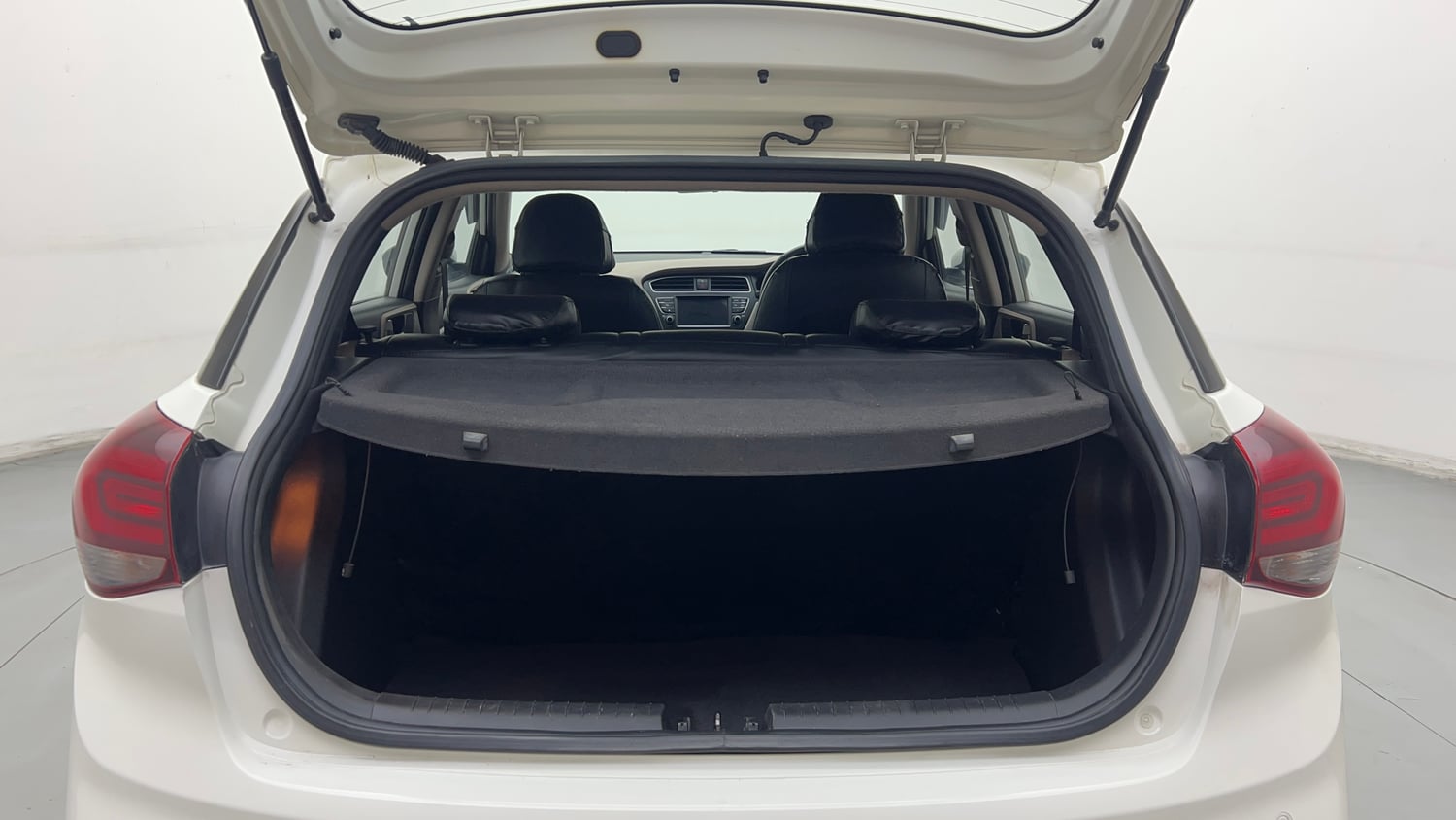 Used 2018 Hyundai Elite i20 Asta 1.2 (O) Petrol Manual interior DICKY INSIDE VIEW