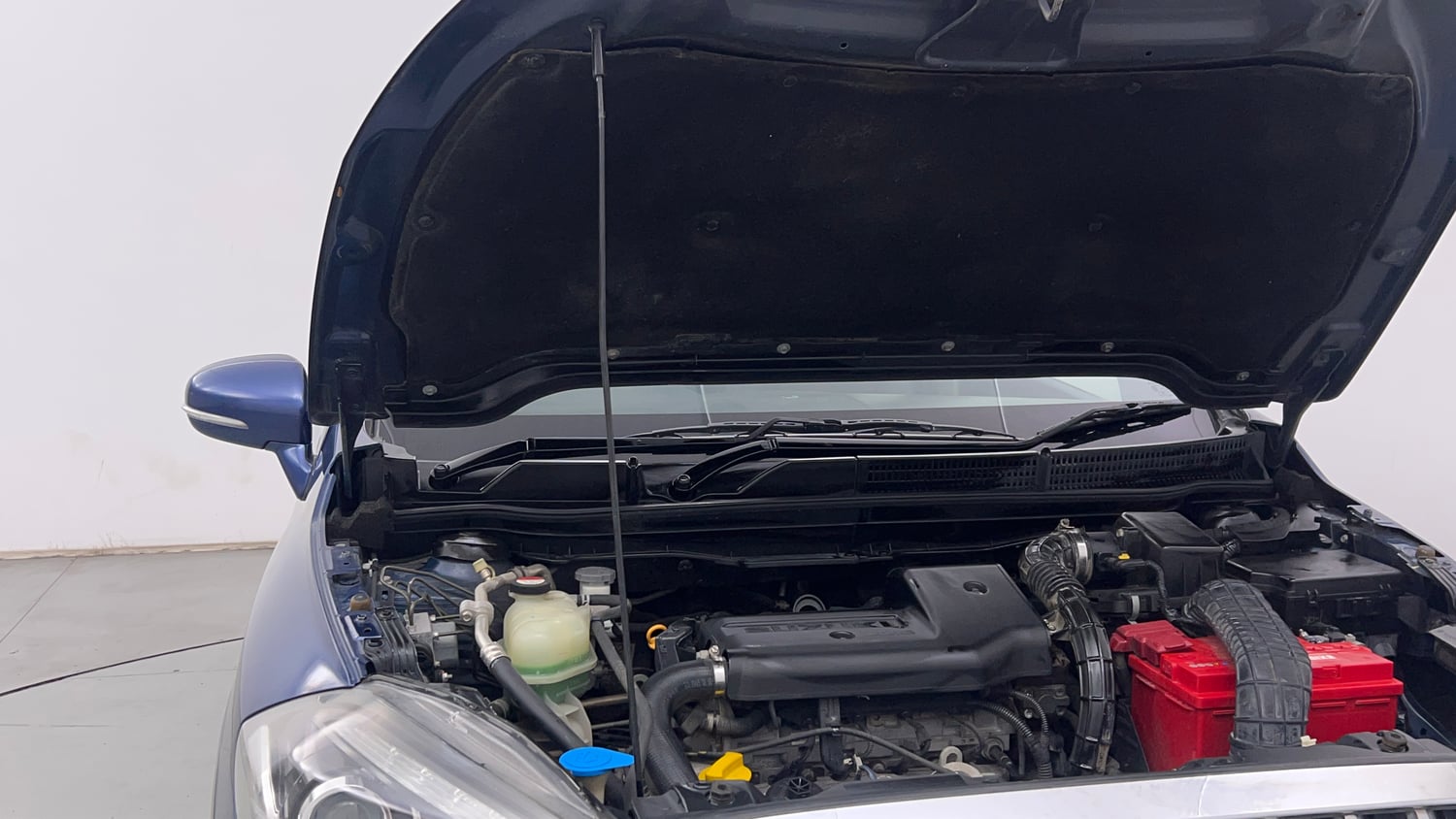 Used 2017 Maruti Suzuki S-Cross Alpha 1.3 Diesel Manual engine ENGINE RIGHT SIDE HINGE & APRON VIEW