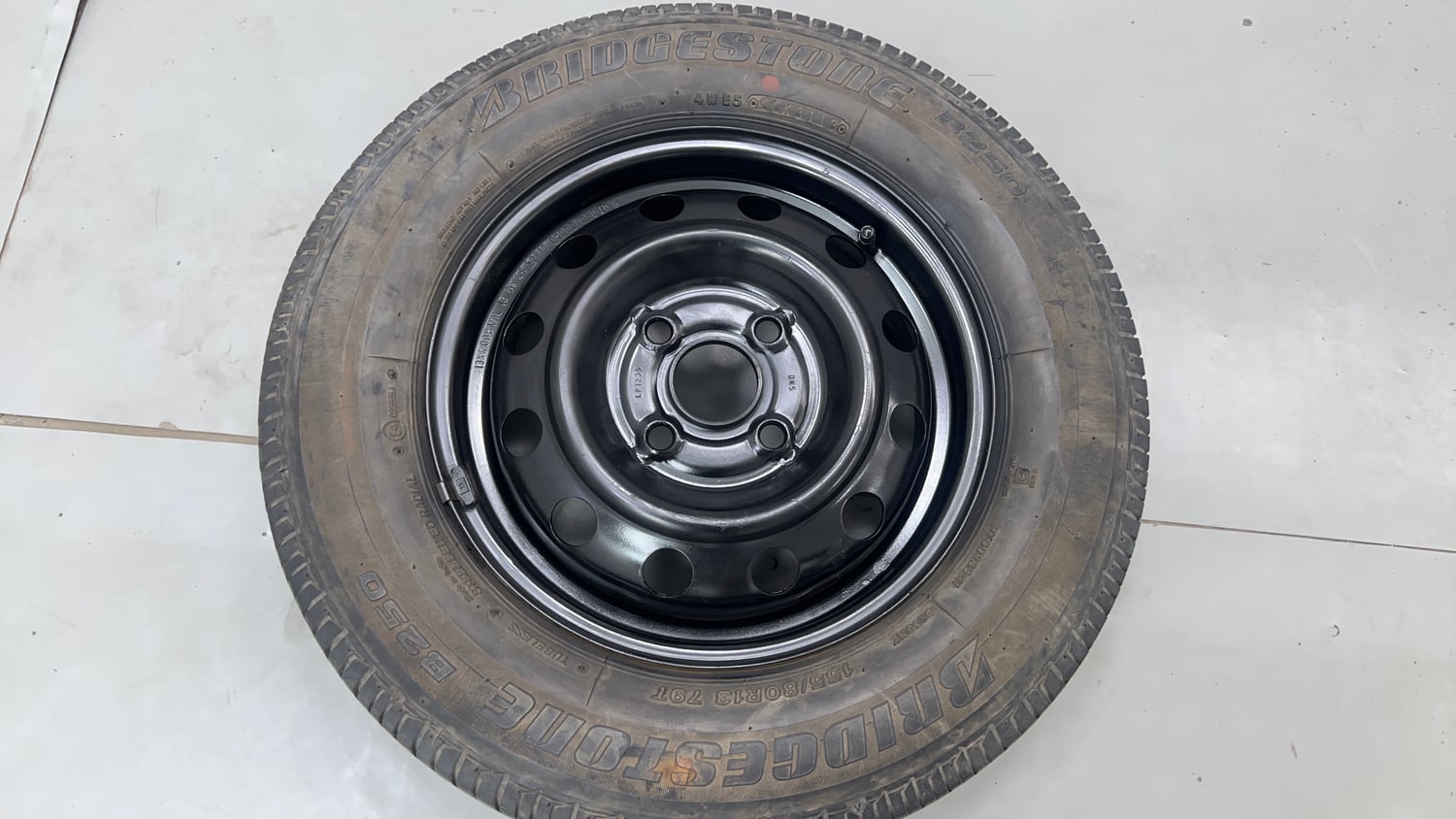 Used 2013 Hyundai i10 Magna 1.2 CNG (Outside Fitted) Cng Manual tyres SPARE TYRE VIEW