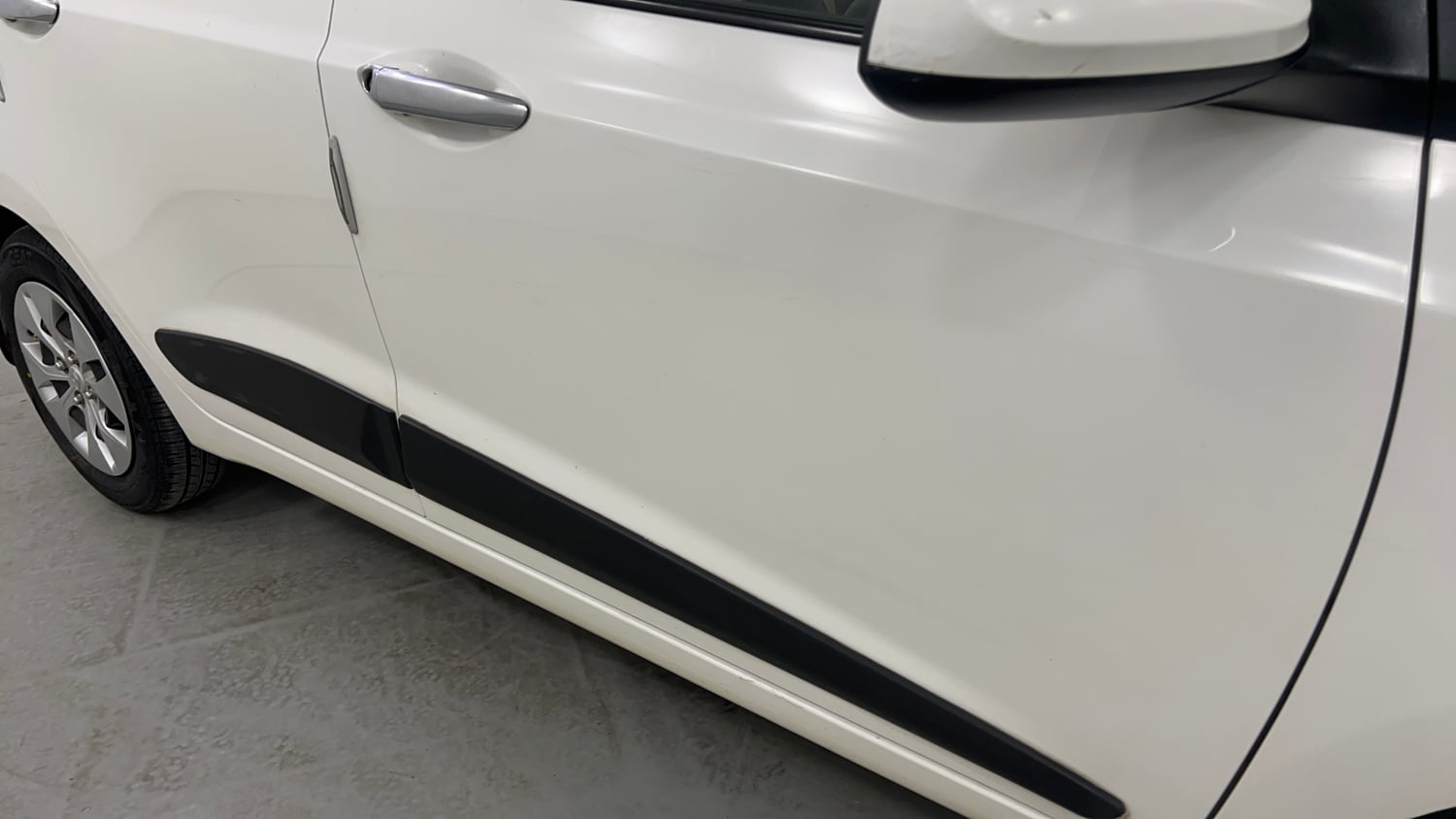 Used 2015 Hyundai Xcent Base 1.2 Petrol Manual dents MINOR SCRATCH