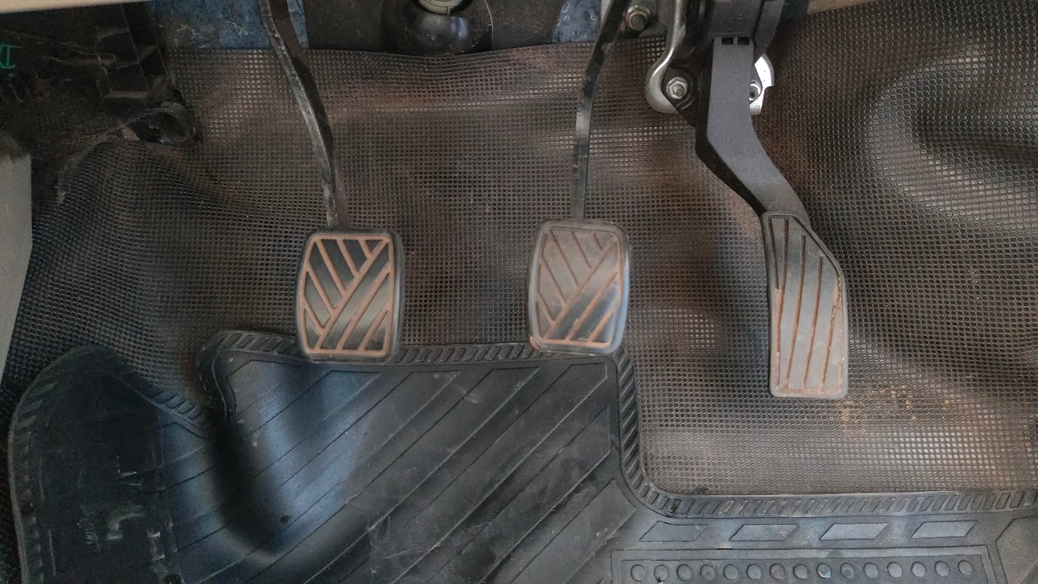 Used 2016 Maruti Suzuki Ertiga VXI Petrol Manual interior PEDALS VIEW