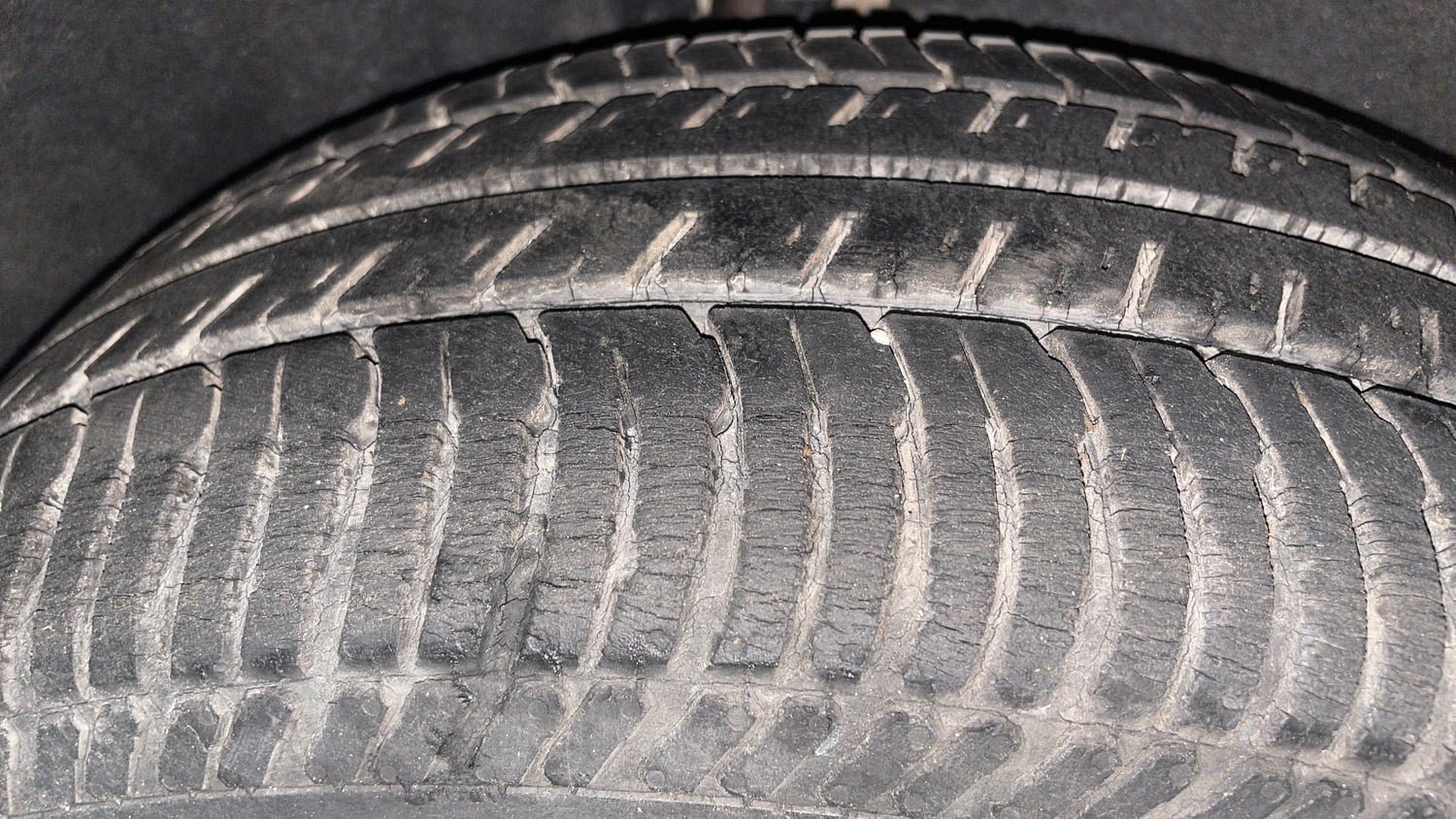 Used 2013 Ford EcoSport Titanium 1.5 Ti-VCT Petrol Manual tyres RIGHT REAR TYRE TREAD VIEW