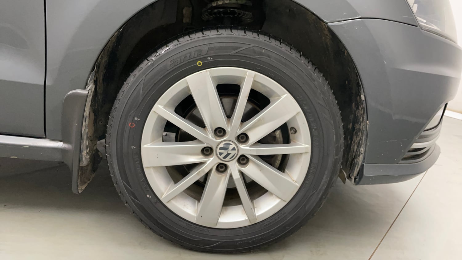 Used 2016 Volkswagen Ameo Highline1.2L (P) Petrol Manual tyres RIGHT FRONT TYRE RIM VIEW